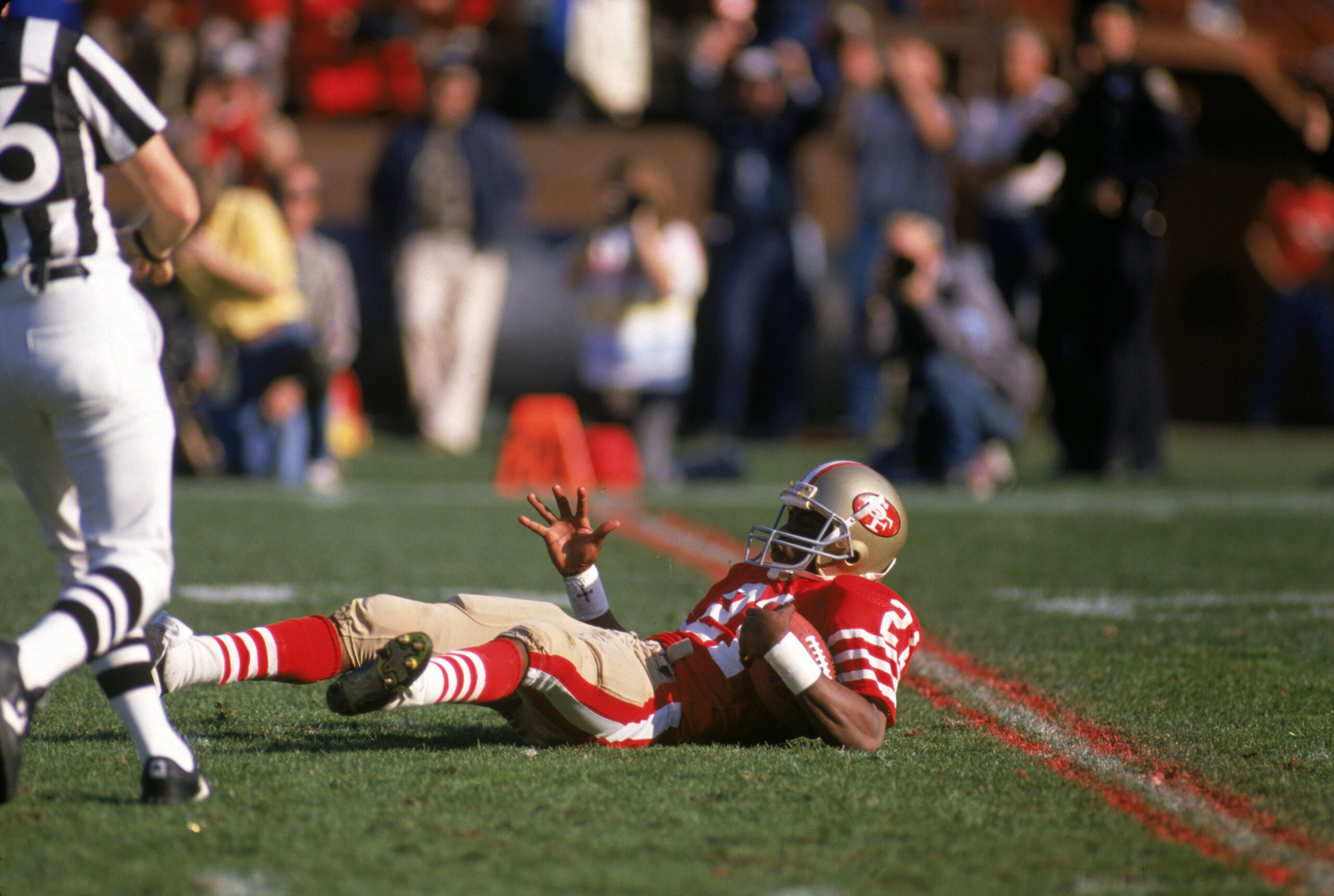 SAN FRANCISCO - DECEMBER 11:  Defensive back Eric Wright #21 of the San Francisco 49ers intercepts a pass against the New Orleans Saints during a game at Candlestick Park on December 11, 1988 in San Francisco, California.  The 49ers won 30-17.  (Photo by 