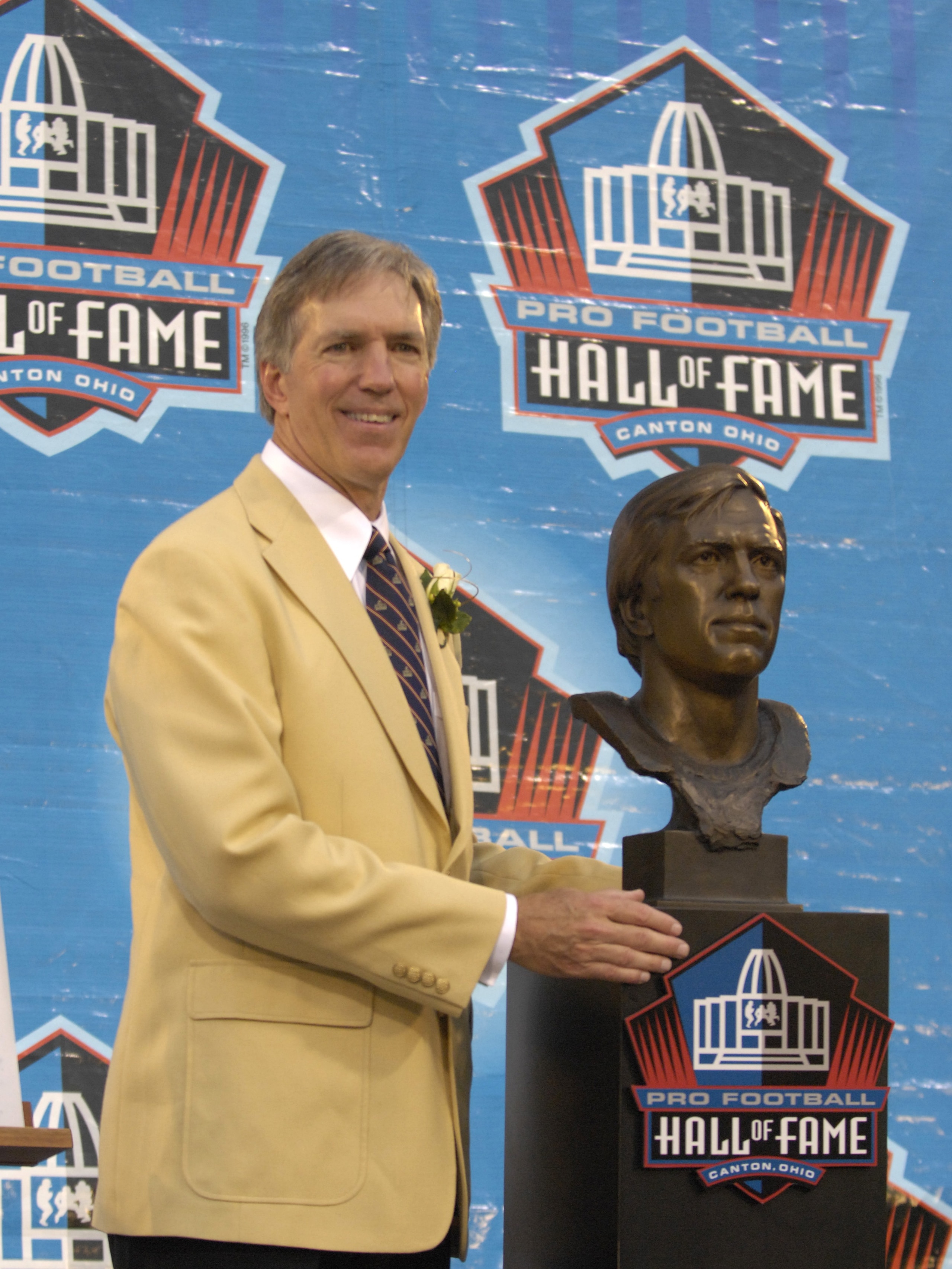 CANTON, OH - AUGUST 04: Roger Wehrli poses with his bust during the Class of 2007 Pro Football Hall of Fame Enshrinement Ceremony August 4, 2007 in Canton, Ohio. (Photo by Al Messerschmidt/Getty Images)
