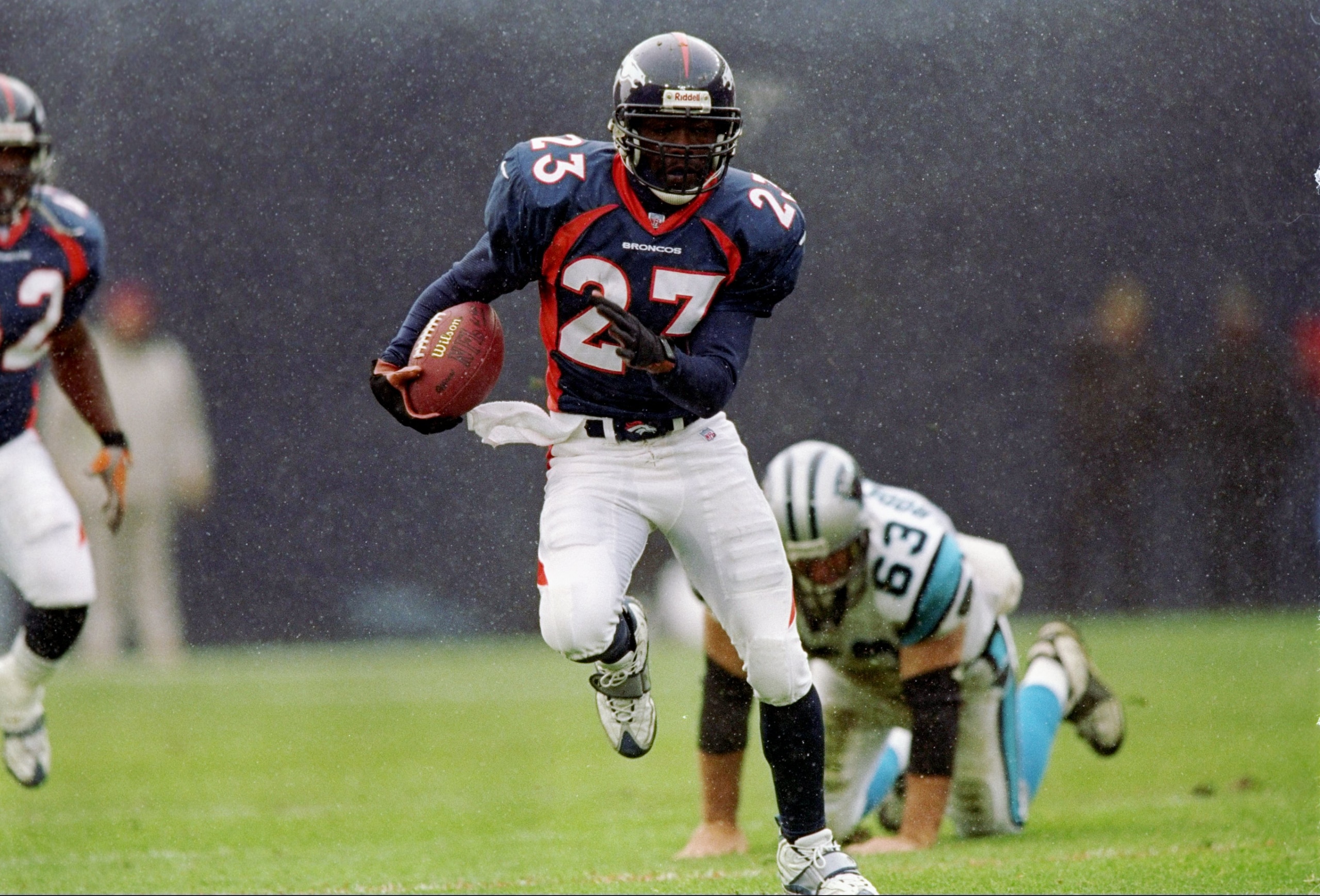 9 Nov 1997:  Safety Steve Atwater of the Denver Broncos runs with the ball during a game against the Carolina Panthers at Mile High Stadium in Denver, Colorado.  The Broncos won the game 34-0. Mandatory Credit: Brian Bahr  /Allsport