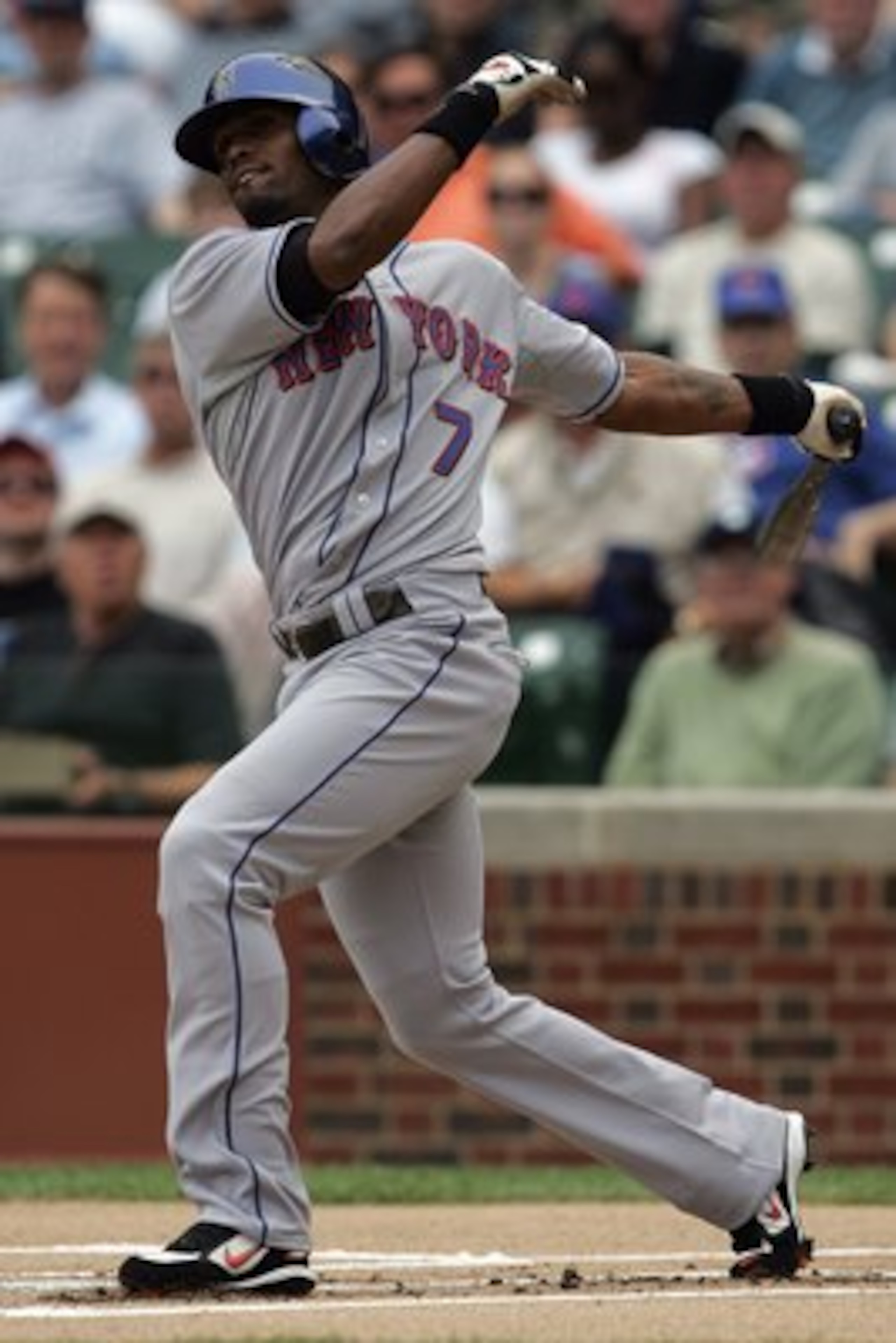 CHICAGO - APRIL 22:  Jose Reyes #7 of the New York Mets bats against the Chicago Cubs on April 22, 2008 at Wrigley Field in Chicago, Illinois. (Photo by Jonathan Daniel/Getty Images)