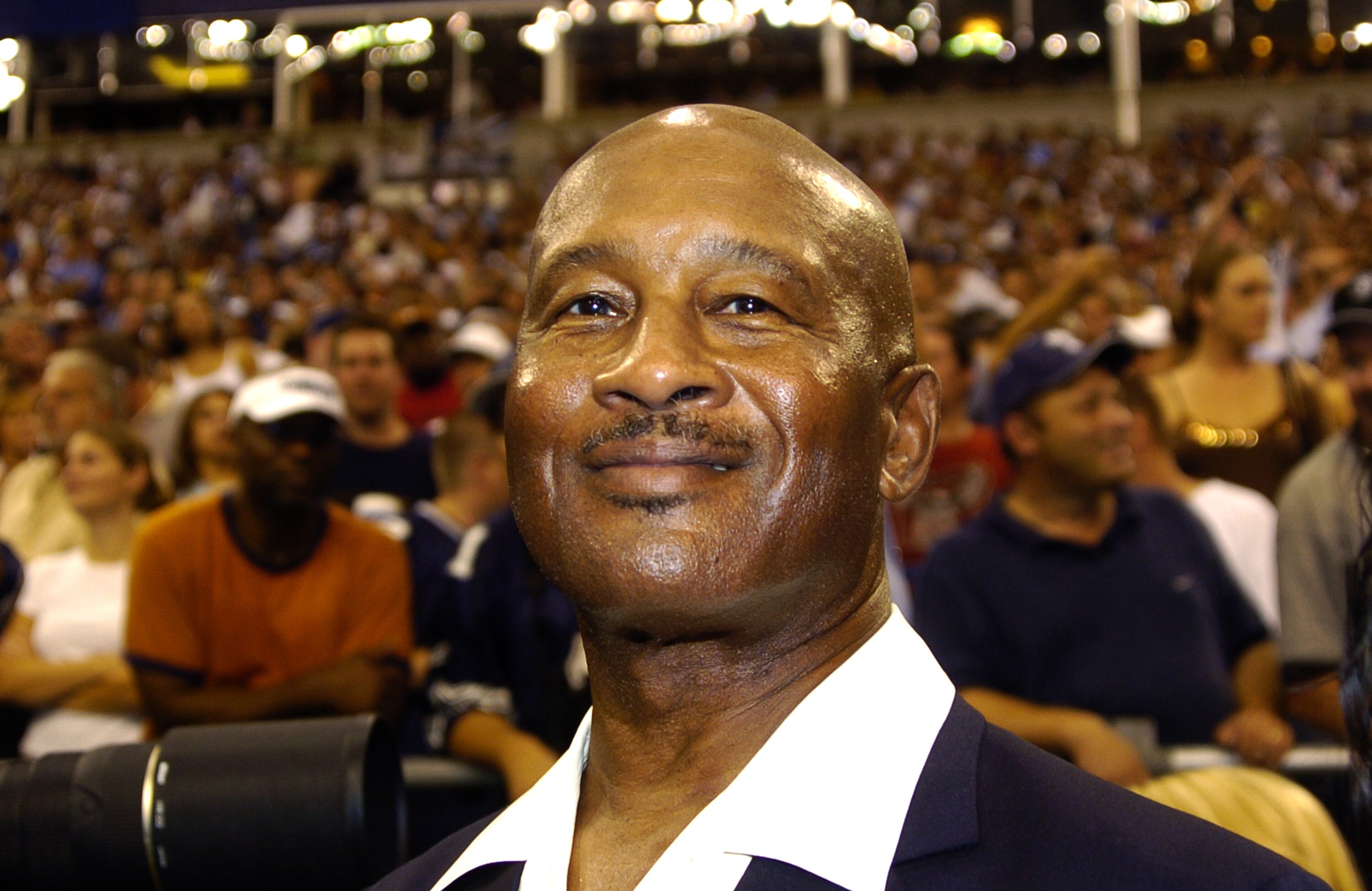 Dallas Cowboys great Mel Renfro on the sidelines during a Monday Night Football game September 19, 2005 in Irving, Texas.  The  Washington Skins defeated the Cowboys 14 - 13.  (Photo by Al Messerschmidt/Getty Images)