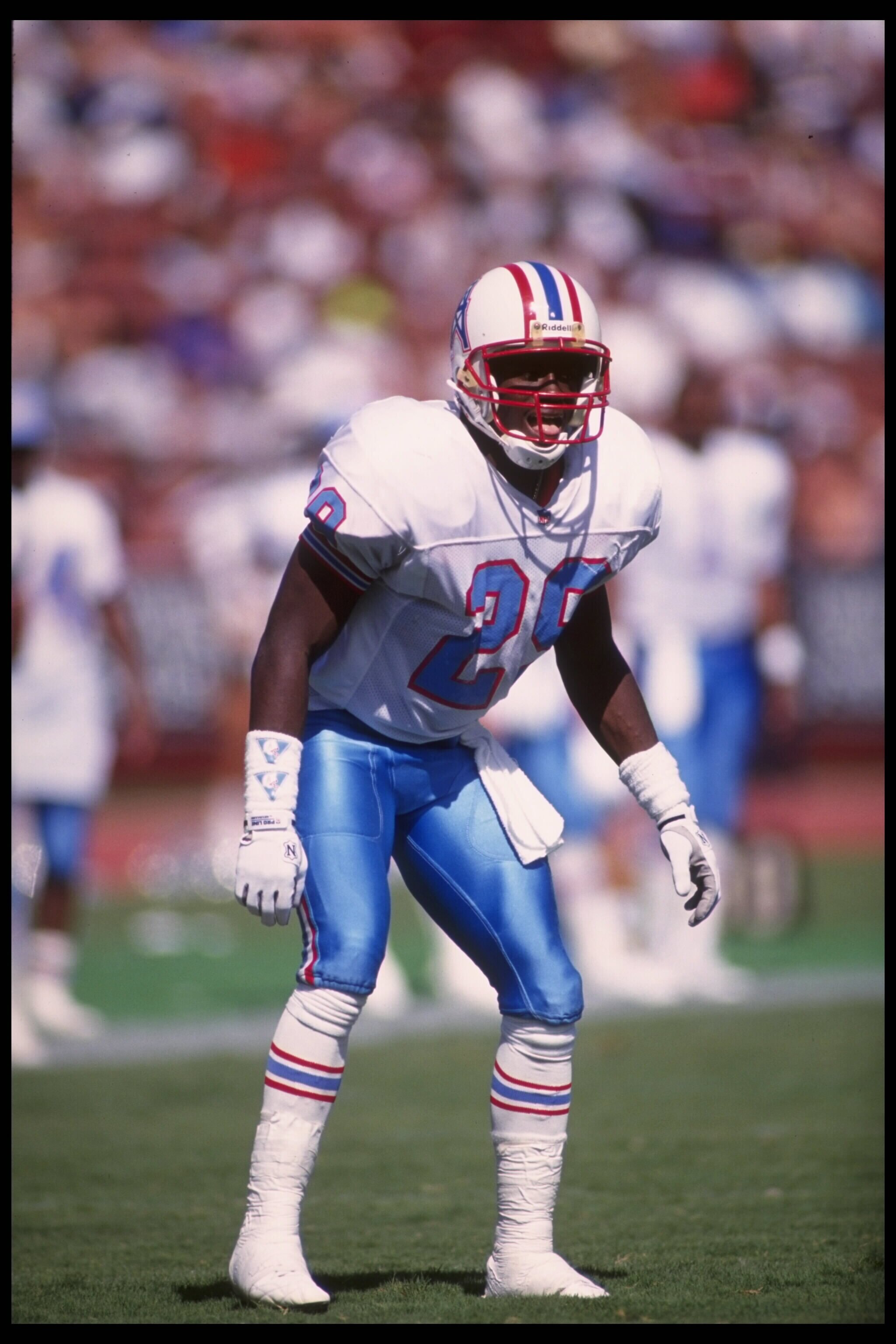 29 Aug 1992: Centerback Darryll Lewis #29 of the Houston Oilers readies before the snap to guard an Oakland Raider defender at Oakland Alameda Stadium in Oakland, California. The Raiders won the game, 30-26.  (Ken Levine/Allsport)