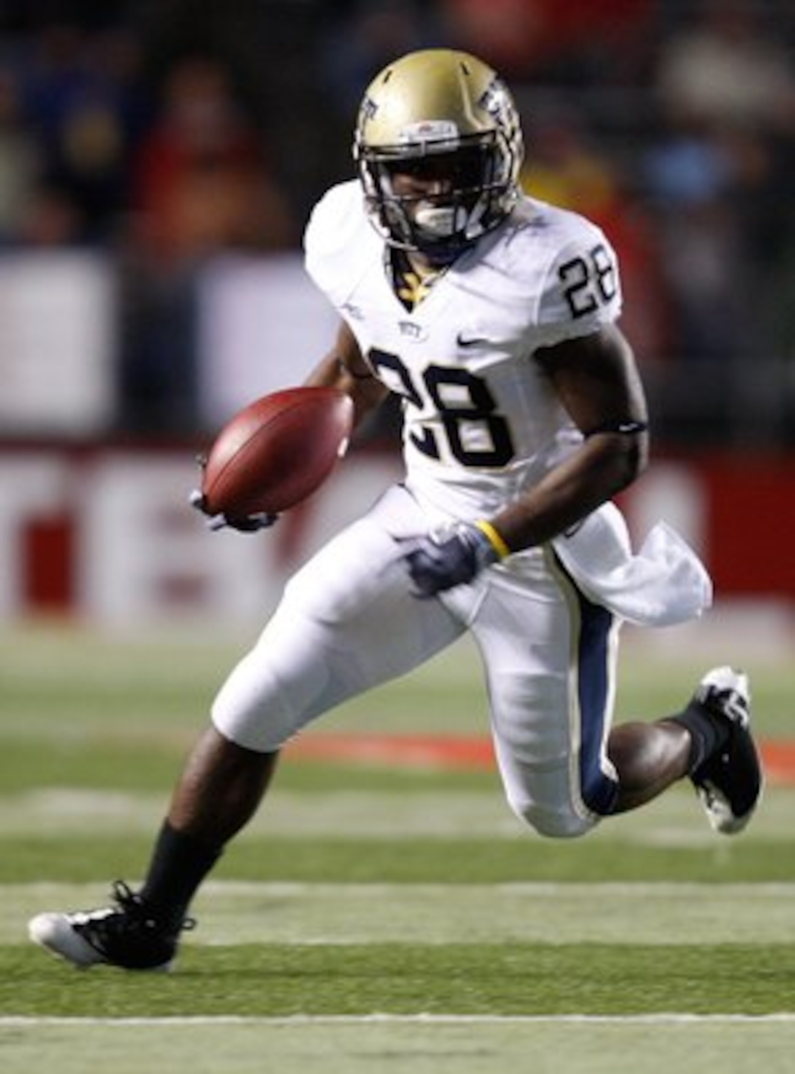 PISCATAWAY, NJ - OCTOBER 16:  Dion Lewis #28 of the University of Pittsburgh Panthers runs against the the Rutgers University Scarlett Knights on October 16, 2009 at Rutgers Stadium in Piscataway, New Jersey.  (Photo by Jared Wickerham/Getty Images)