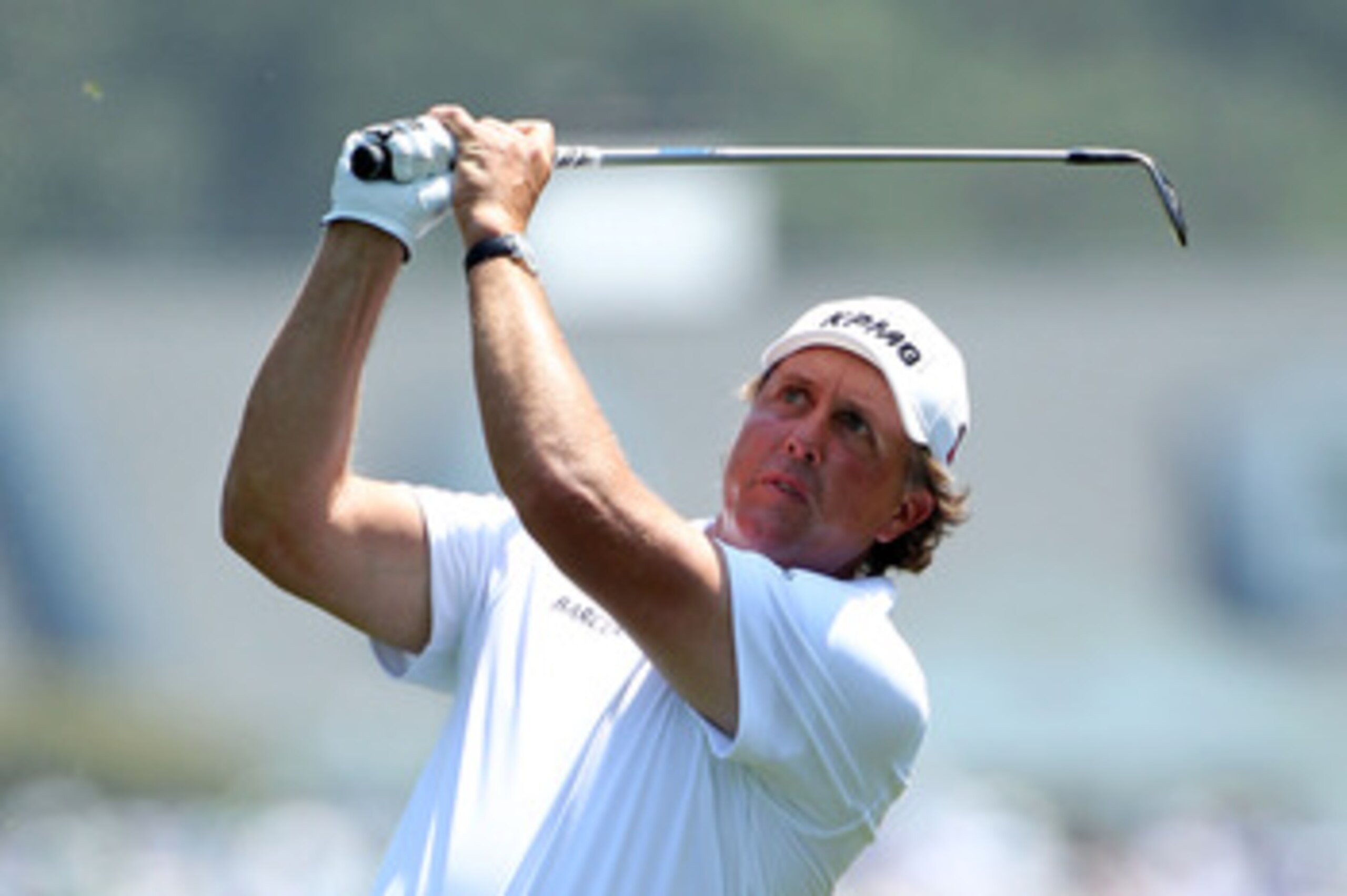 AUGUSTA, GA - APRIL 10:  Phil Mickelson watches his approach shot on the first hole during the final round of the 2011 Masters Tournament at Augusta National Golf Club on April 10, 2011 in Augusta, Georgia.  (Photo by Andrew Redington/Getty Images)