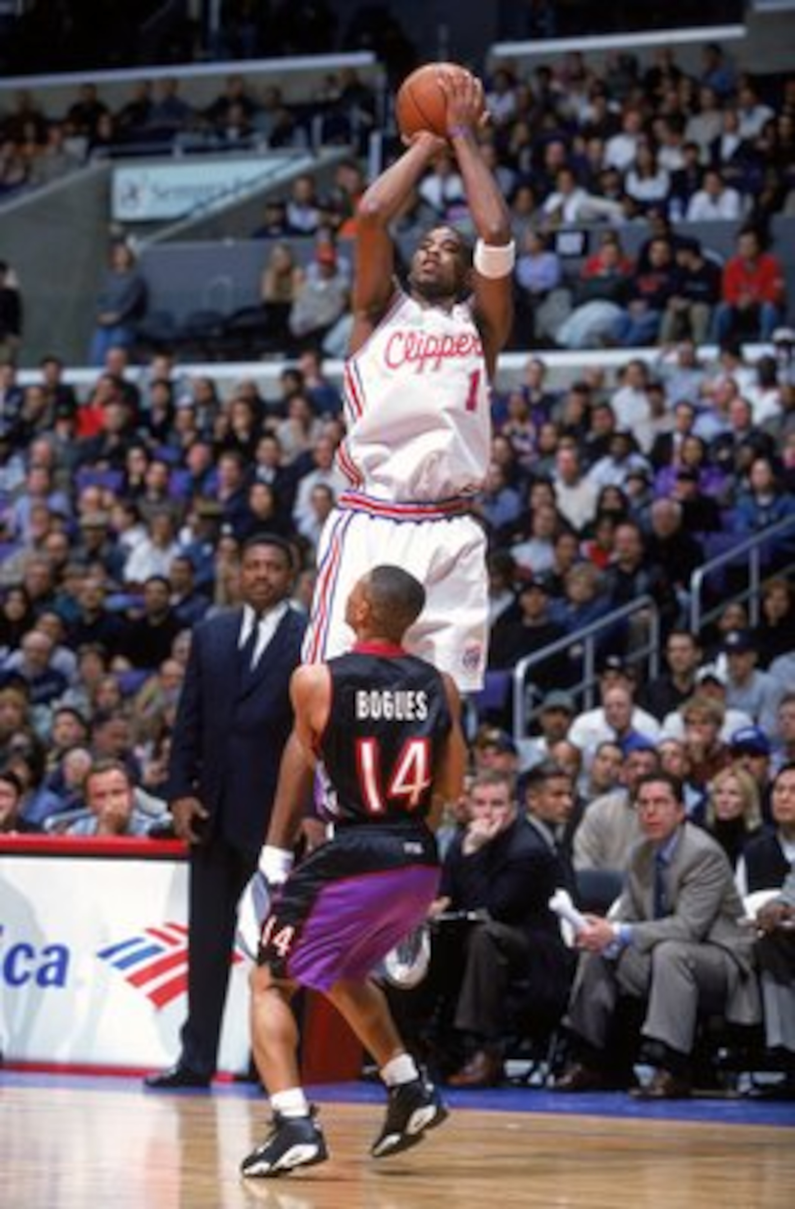 8 Mar 2000: Derek Anderson #1 of the Los Angeles Clippers jumps to shoot the ball as Muggsy Bogues #14 of the Toronto Raptors watches him during the game at Staples Center in Los Angeles, California. The Raptors defeated the Clippers 95-94. Mandatory C 8 Mar 2000: Derek Anderson #1 of the Los Angeles Clippers jumps to shoot the ball as Muggsy Bogues #14 of the Toronto Raptors watches him during the game at Staples Center in Los Angeles, California. The Raptors defeated the Clippers 95-94. Mandatory C