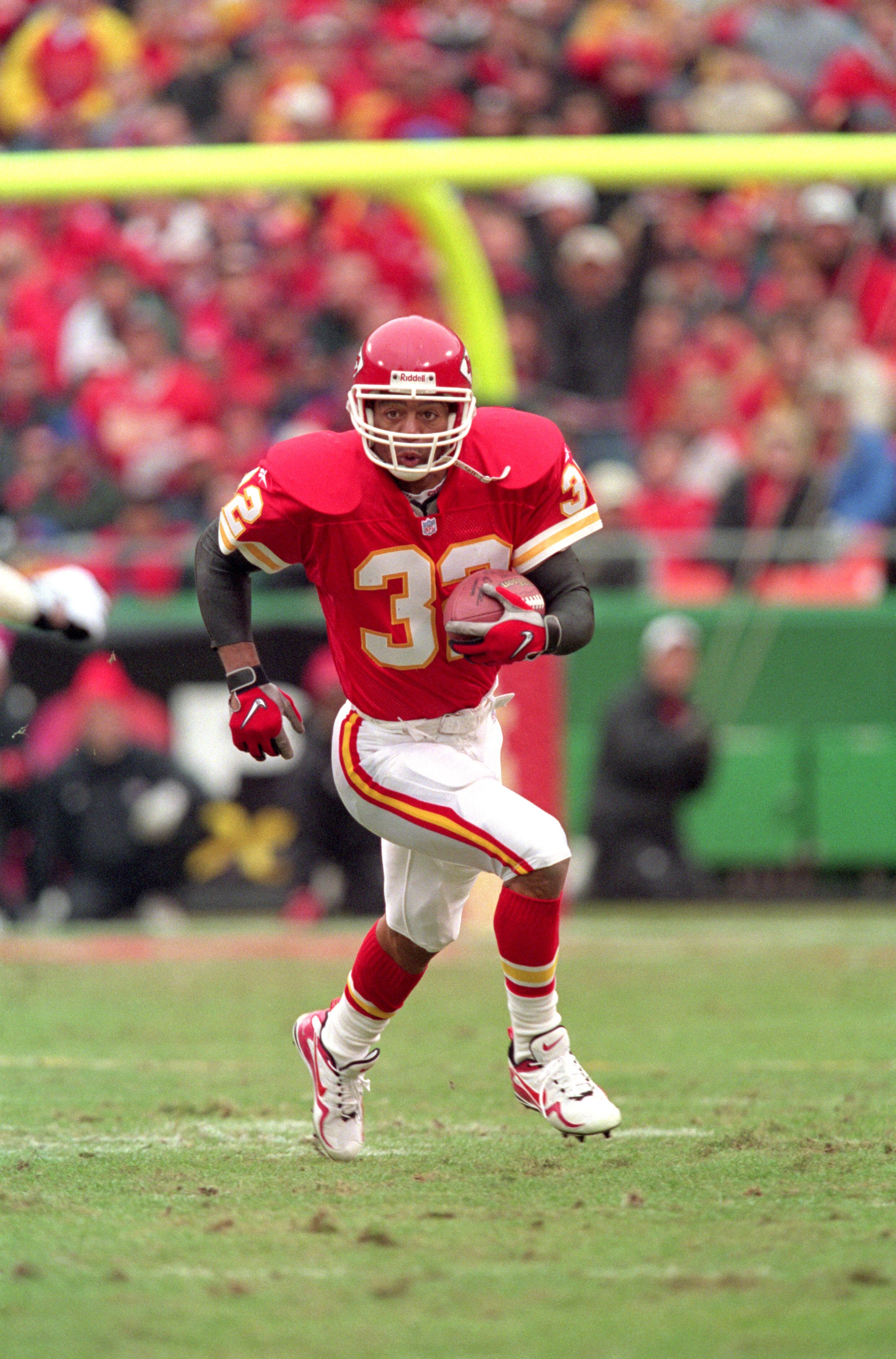 KANSAS CITY, MO - NOVEMBER 30:  Running back Marcus Allen #32 of the Kansas City Chiefs rushes for yards during a game against the San Francisco 49ers at Arrowhead Stadium on November 30, 1997 in Kansas City, Missouri.  The 49ers won 44-9.  (Photo by Bria