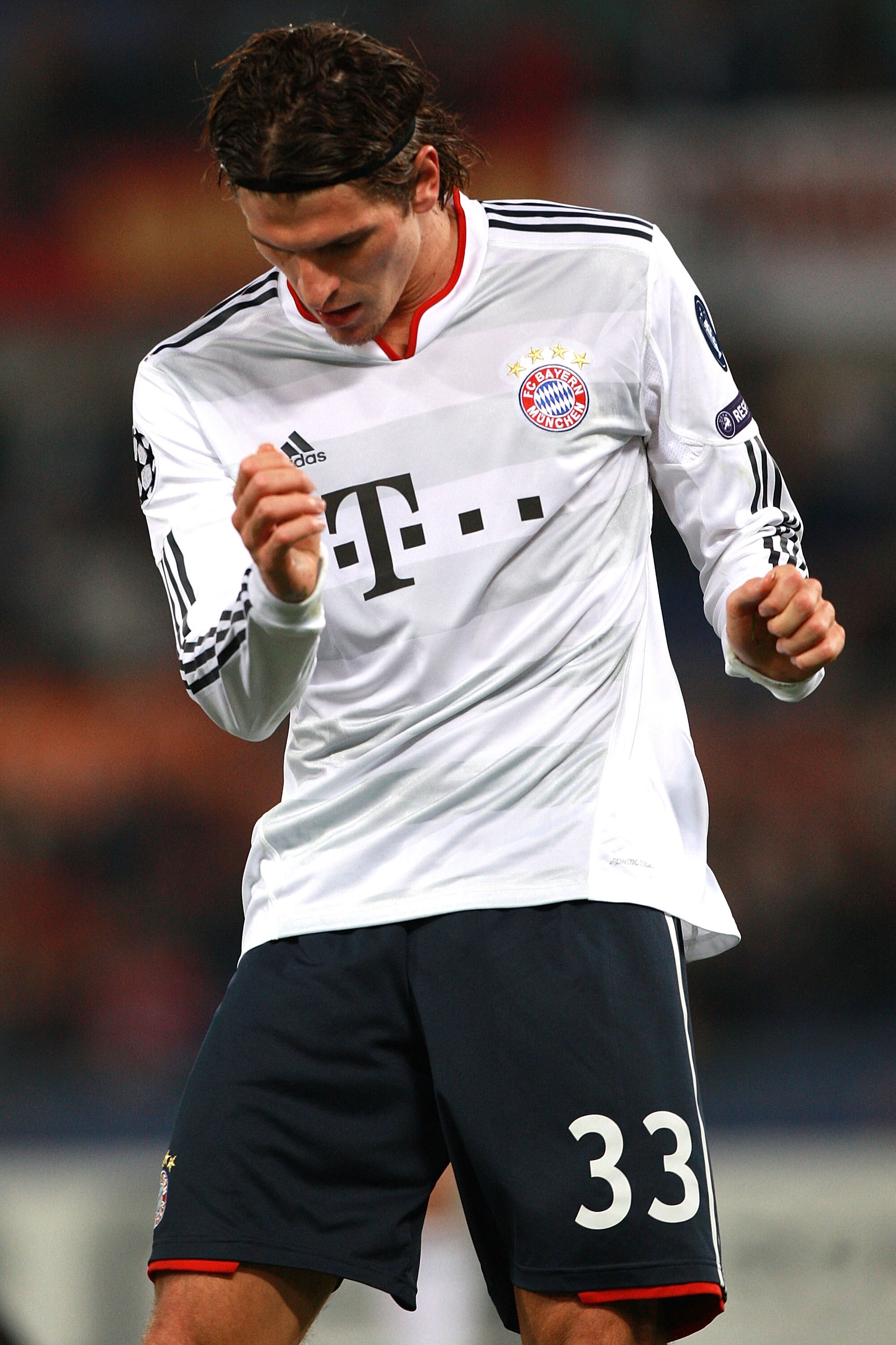 ROME - NOVEMBER 23:  Mario Gomez of  FC Bayern Muenchen celebrates after scoring the opening goal during the UEFA Champions League Group E match between AS Roma and FC Bayern Muenchen at Stadio Olimpico on November 23, 2010 in Rome, Italy.  (Photo by Paol