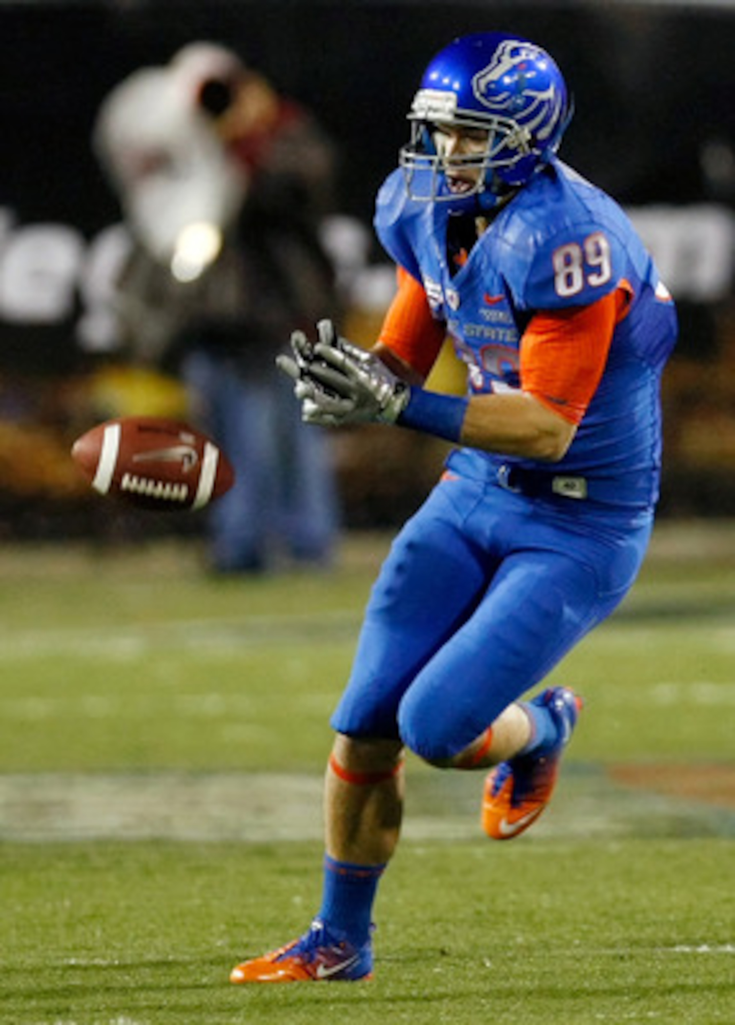 LAS VEGAS, NV - DECEMBER 22:  Tyler Shoemaker #89 of the Boise State Broncos misses a pass during the MAACO Bowl Las Vegas against the Utah Utes at Sam Boyd Stadium December 22, 2010 in Las Vegas, Nevada. Boise State Won 26-3.  (Photo by Ethan Miller/Gett