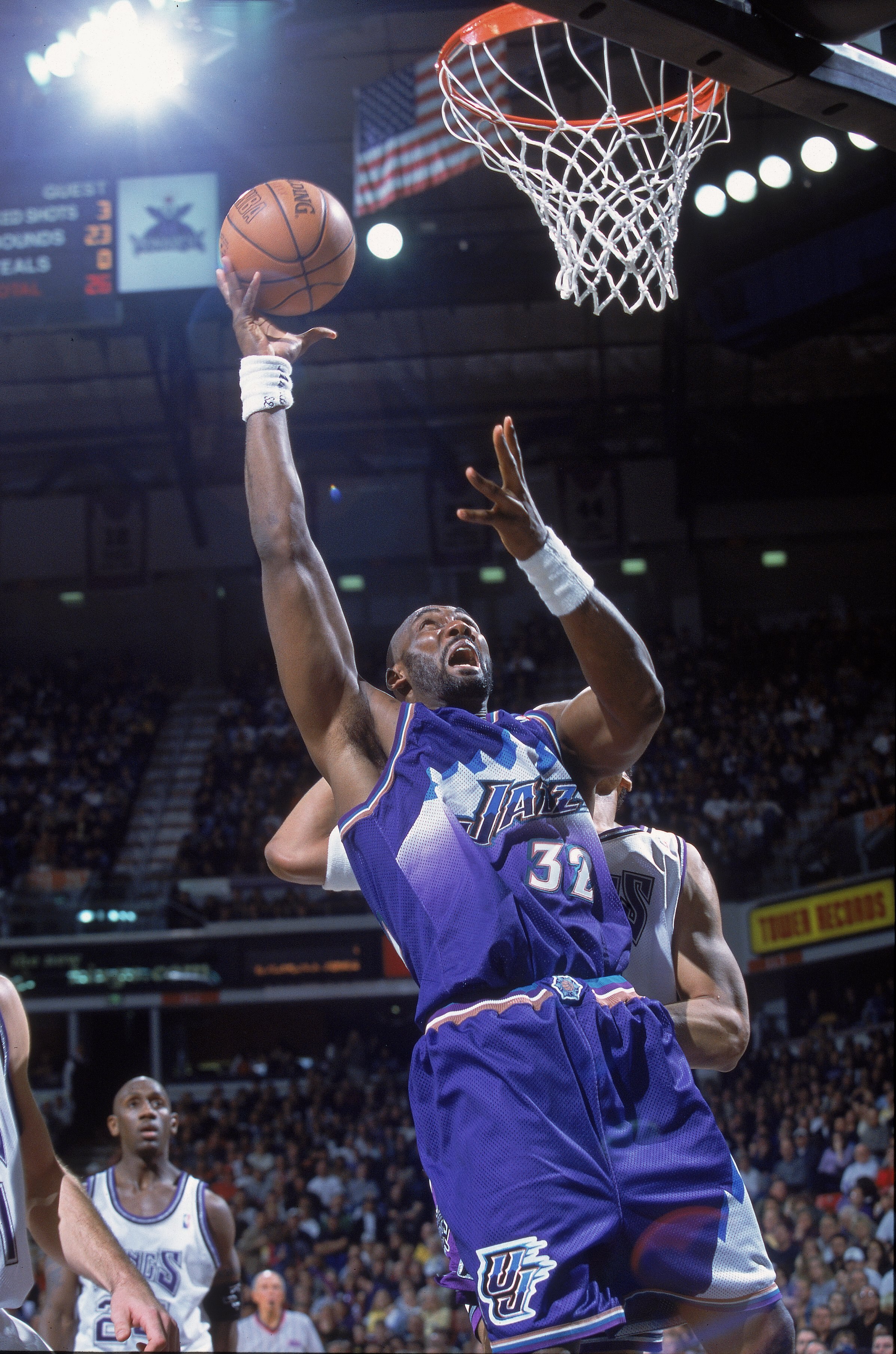 18 Feb 2001: Karl Malone #32 of the Utah Jazz takes a shot during the game against the Sacramento Kings  at the ARCO Arena in Sacramento, California.  The Jazz defeated the Kings 94-70.   NOTE TO USER: It is expressly understood that the only rights Allsp