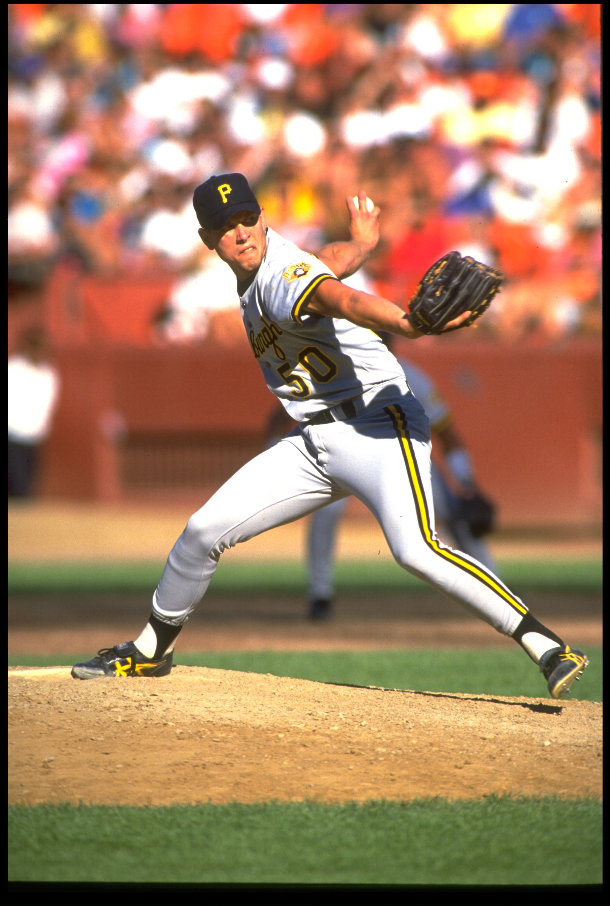 PITTSBURGH PIRATES PITCHER STAN BELINDA WINDS UP TO PITCH DURING A PIRATES VERSUS OAKLAND ATHLETICS GAME AT THE OAKLAND COLISEUM IN OAKLAND, CALIFORNIA