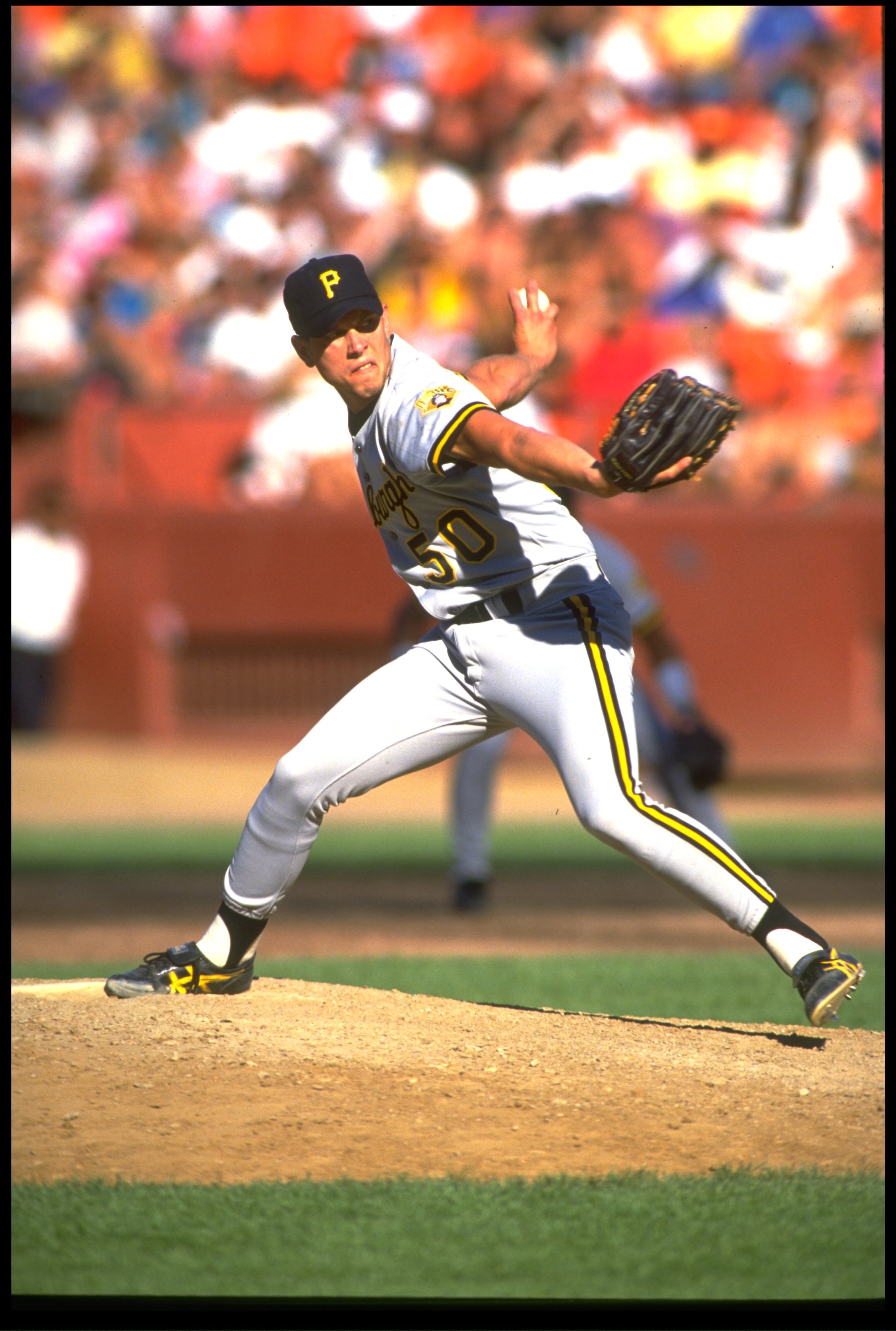 PITTSBURGH PIRATES PITCHER STAN BELINDA WINDS UP TO PITCH DURING A PIRATES VERSUS OAKLAND ATHLETICS GAME AT THE OAKLAND COLISEUM IN OAKLAND, CALIFORNIA