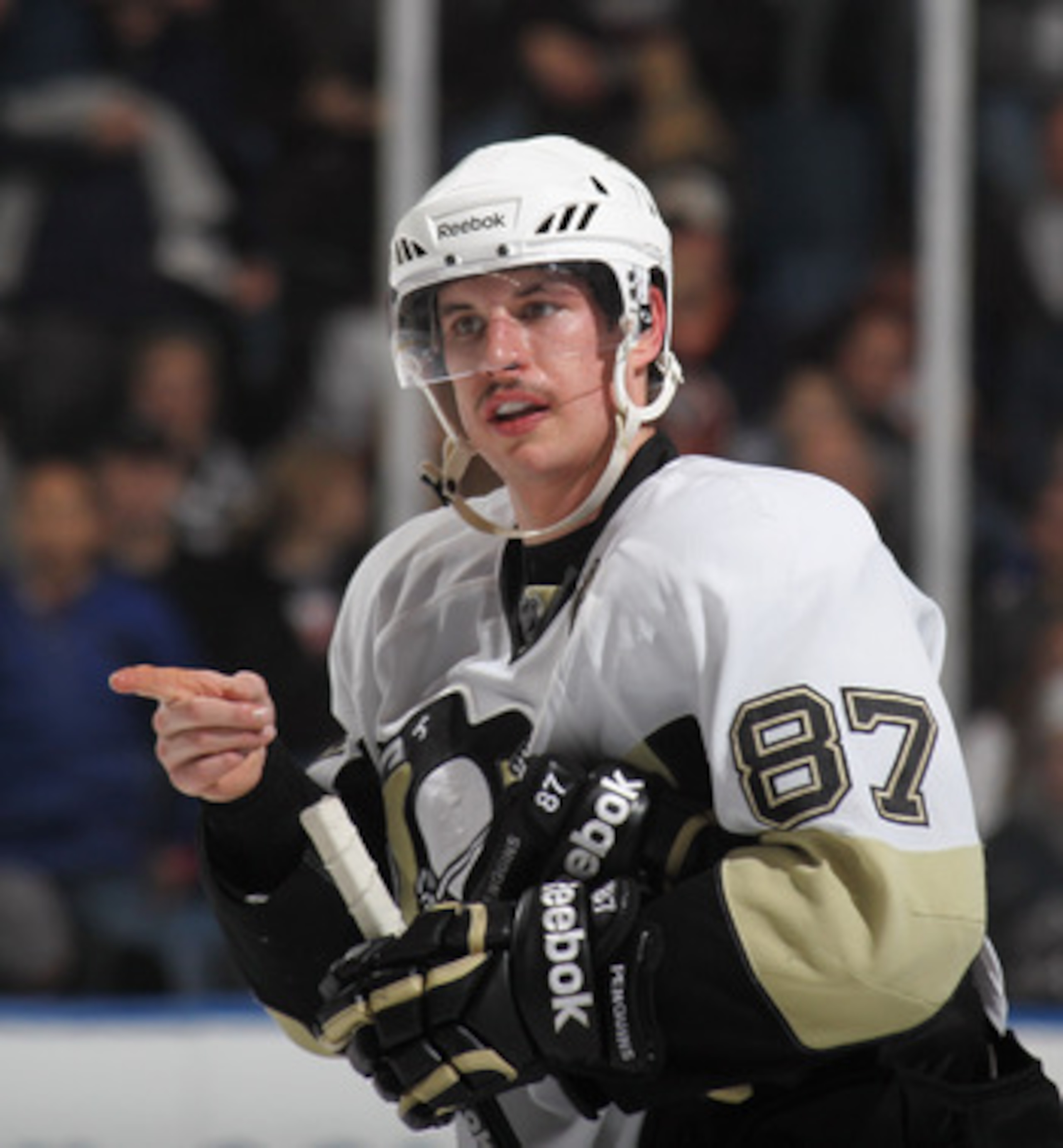 UNIONDALE, NY - DECEMBER 29:  Sidney Crosby #87 of the Pittsburgh Penguins skates against the New York Islanders at the Nassau Coliseum on December 29, 2010 in Uniondale, New York.  (Photo by Bruce Bennett/Getty Images)