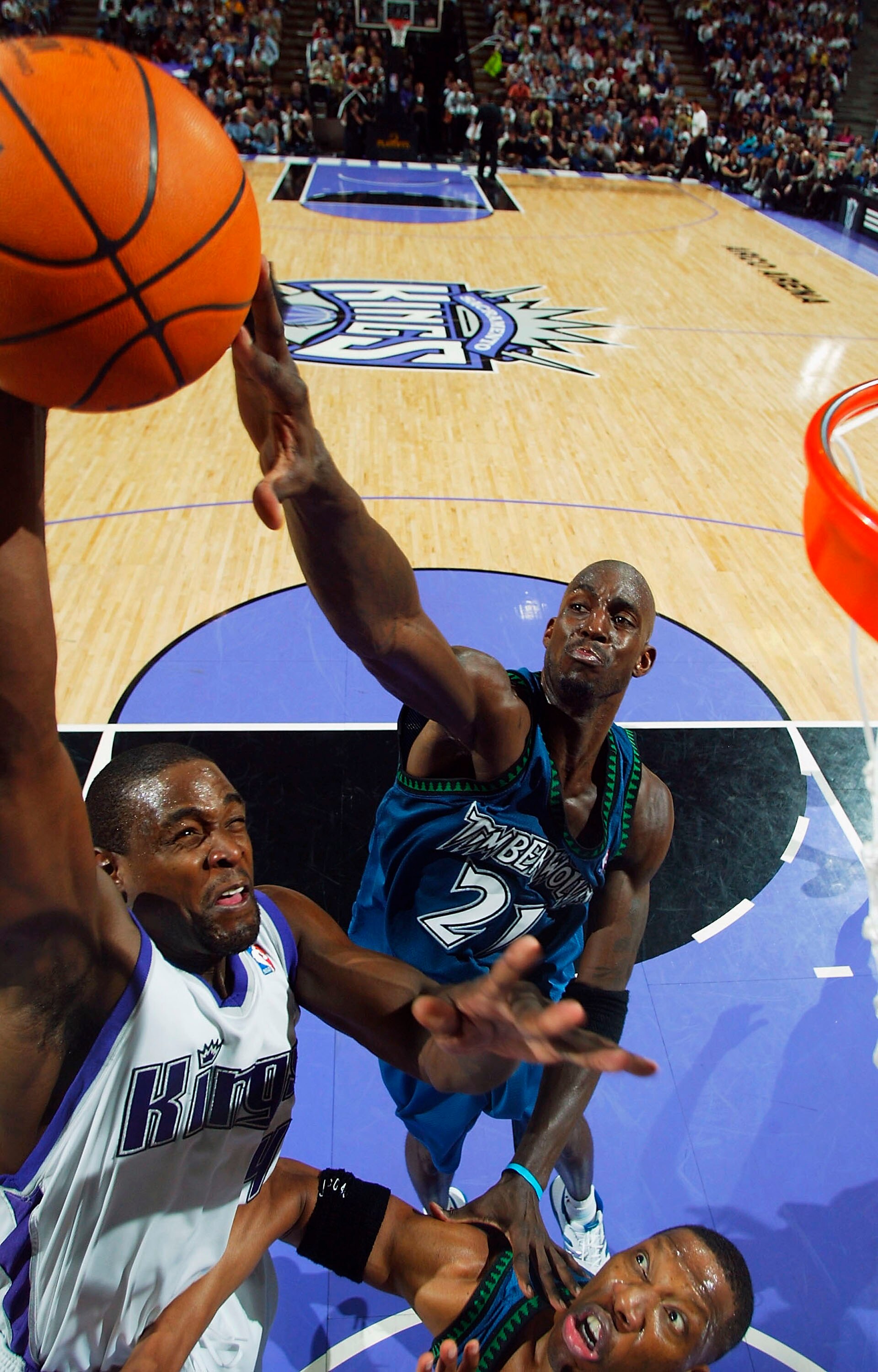 SACRAMENTO, CA- MAY 10:  Kevin Garnett #21 of the Minnesota Timberwolves defends against Chris Webber #4 of the Sacramento Kings during game 3 of the Western Conference Semifinal of the NBA Playoffs at Arco Arena on May 10, 2004  in Sacramento, California