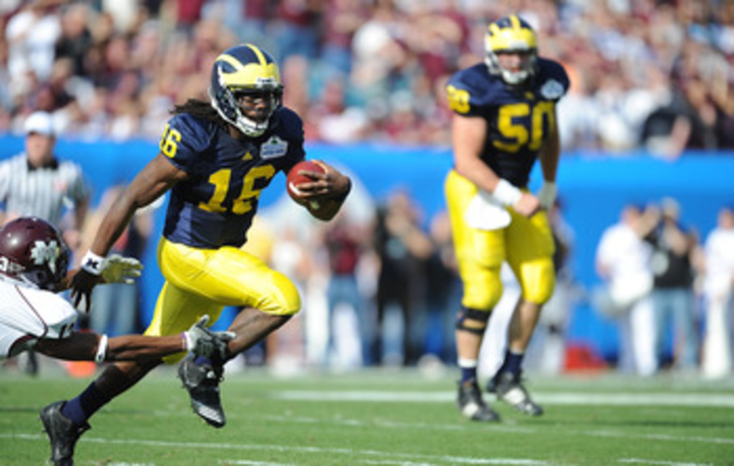 JACKSONVILLE, FL - JANUARY 01:  Quarterback Denard Robinson #16 of the Michigan Wolverines rushes against the Mississippi State Bulldogs during the Gator Bowl at EverBank Field on January 1, 2011 in Jacksonville, Florida  (Photo by Rick Dole/Getty Images)