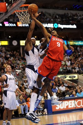 DALLAS - NOVEMBER 30:  Guard Andre Iguodala #9 of the Philadelphia 76ers takes a shot against Erick Dampier #25 of the Dallas Mavericks on November 30, 2009 at American Airlines Center in Dallas, Texas.  NOTE TO USER: User expressly acknowledges and agree