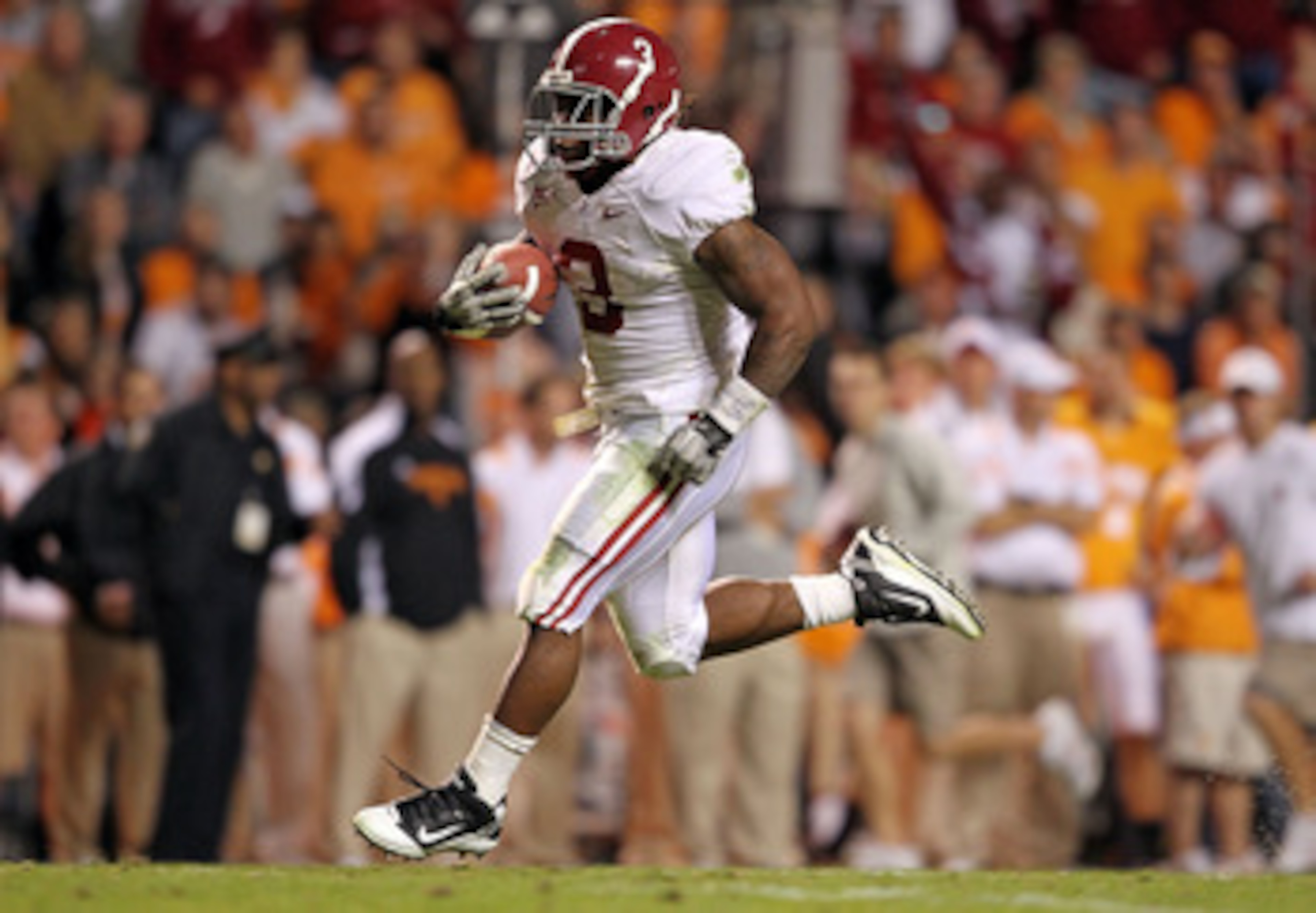 KNOXVILLE, TN - OCTOBER 23:  Trent Richardson #3 of the Alabama Crimson Tide runs for a touchdown during the SEC game against the Tennessee Volunteers at Neyland Stadium on October 23, 2010 in Knoxville, Tennessee.  (Photo by Andy Lyons/Getty Images)