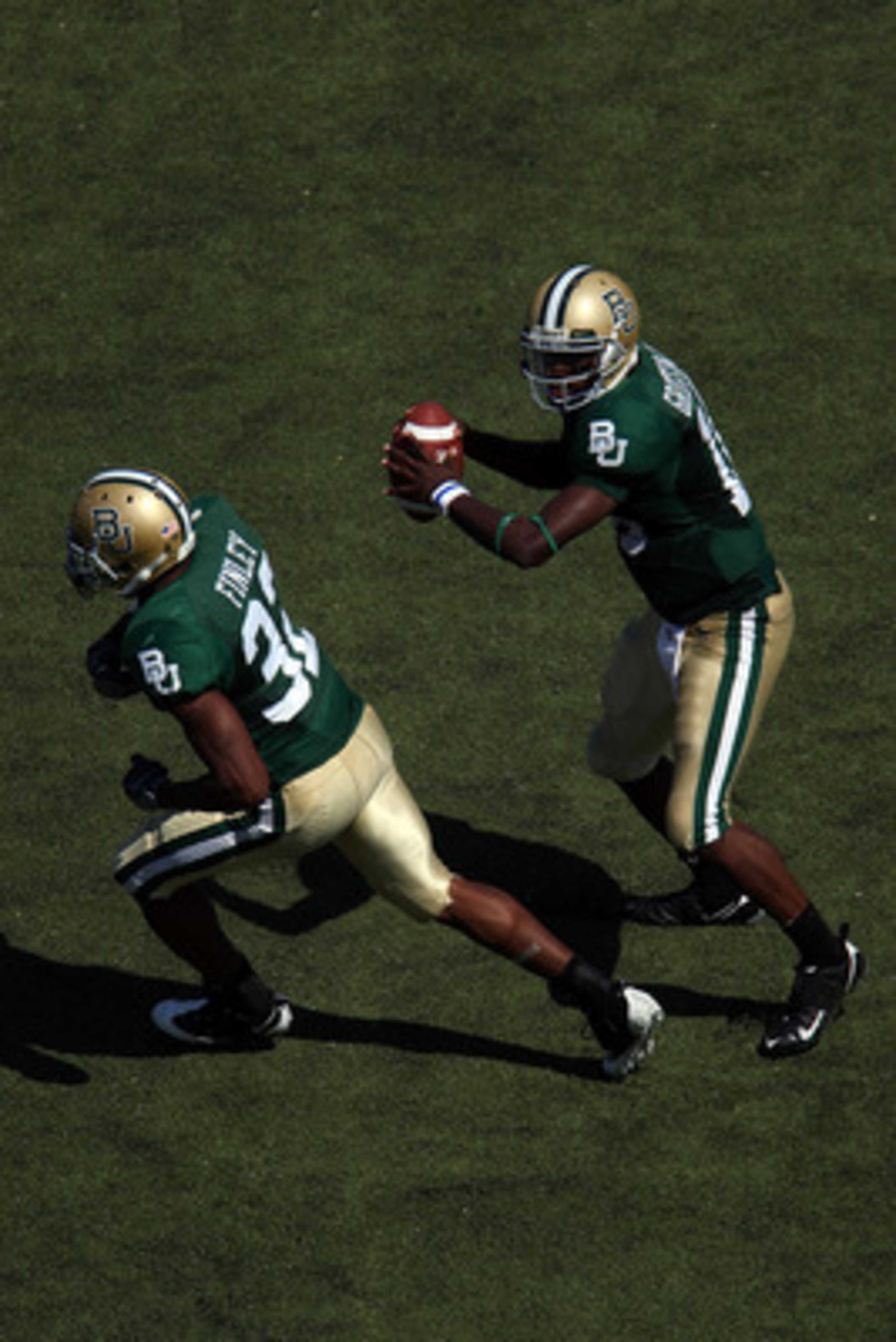 WACO, TX - OCTOBER 04:  Quarterback Robert Griffin #10 of the Baylor Bears drops back to pass against the Oklahoma Sooners at Floyd Casey Stadium on October 4, 2008 in Waco, Texas.  (Photo by Ronald Martinez/Getty Images)