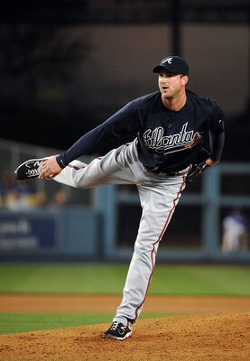 LOS ANGELES, CA - APRIL 20:  Derek Lowe #32 of the Atlanta Braves pitches against the Los Angeles Dodgers at Dodger Stadium on April 20, 2011 in Los Angeles, California.  (Photo by Lisa Blumenfeld/Getty Images)
