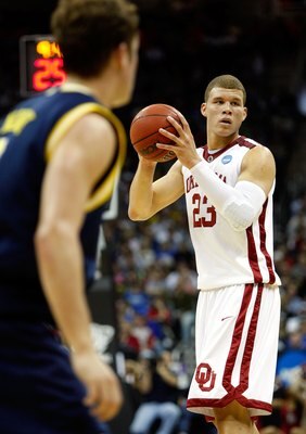 KANSAS CITY, MO - MARCH 21:  Blake Griffin #23 of the Oklahoma Sooners looks to make a play with the ball during their second round game against the Michigan Wolverines the NCAA Division I Men's Basketball Tournament at the Sprint Center on March 21, 2009