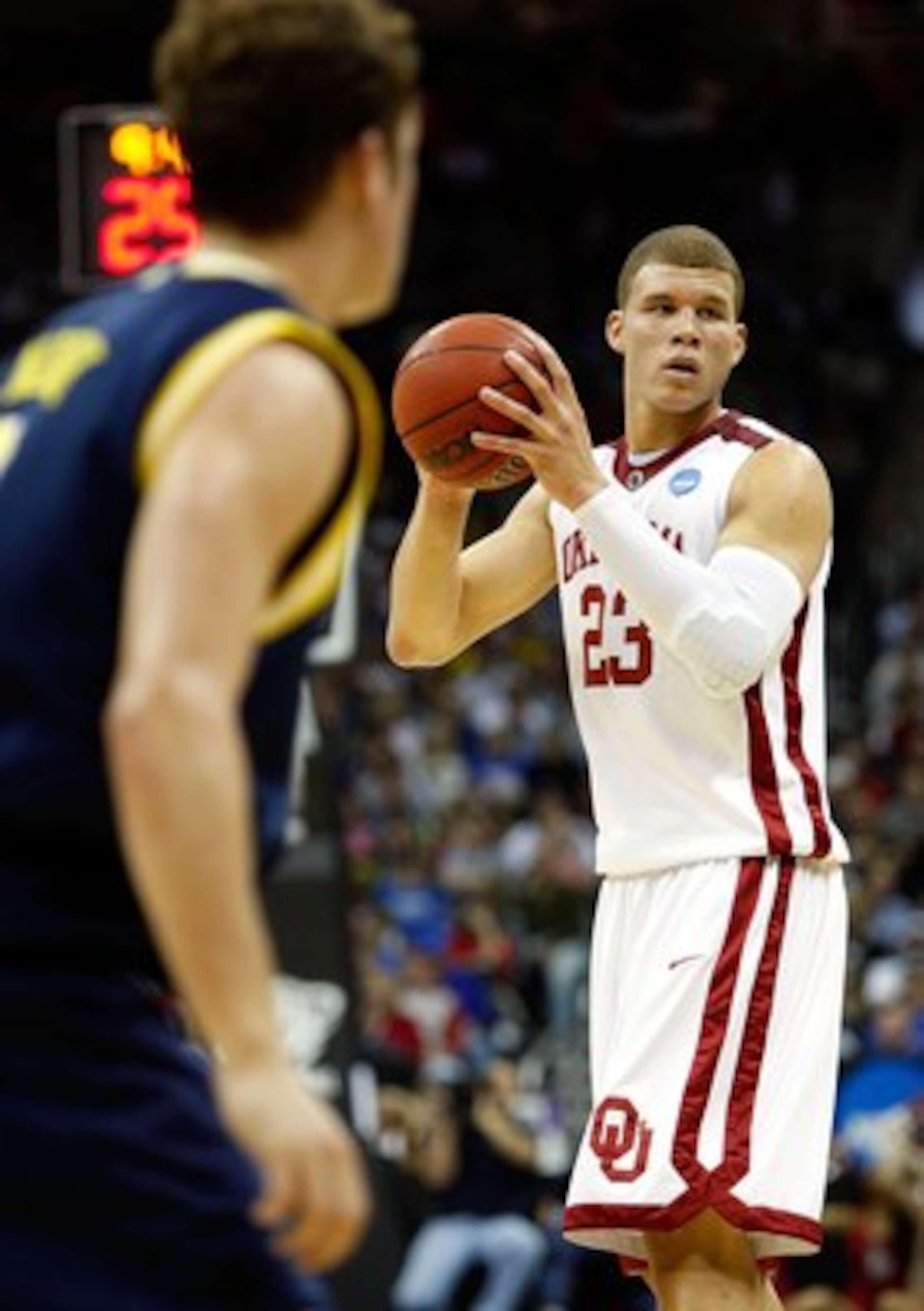 KANSAS CITY, MO - MARCH 21:  Blake Griffin #23 of the Oklahoma Sooners looks to make a play with the ball during their second round game against the Michigan Wolverines the NCAA Division I Men's Basketball Tournament at the Sprint Center on March 21, 2009