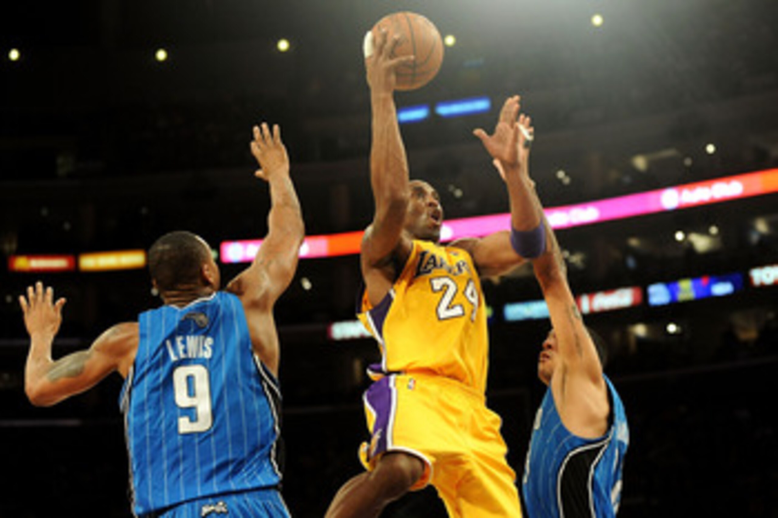LOS ANGELES, CA - JANUARY 18:  Kobe Bryant #24 of the Los Angeles Lakers goes to the basket against Rashard Lewis #9 and Matt Barnes #22 of the Orlando Magic in the second quarter during the game on January 18, 2010 at Staples Center in Los Angeles, Calif