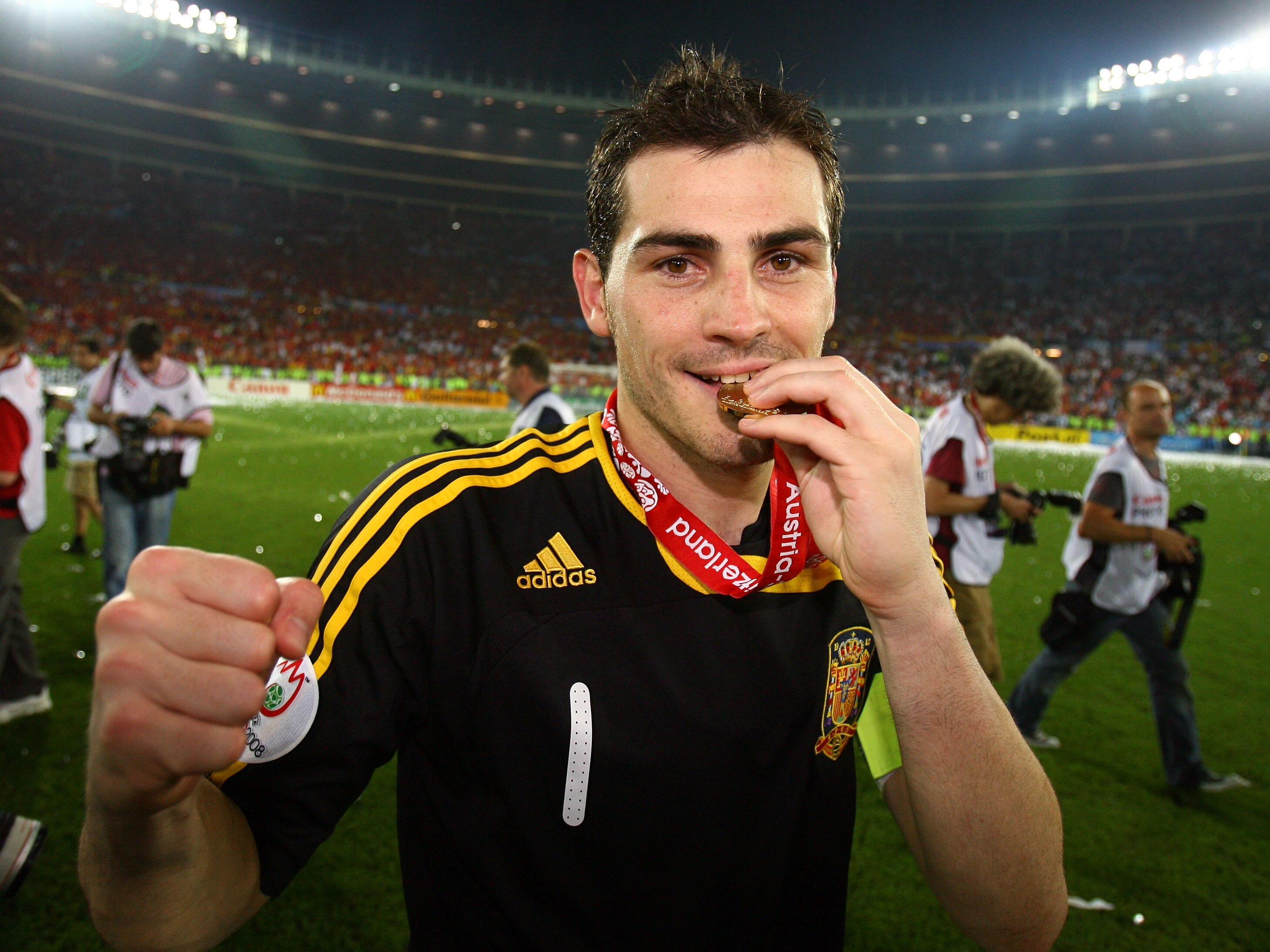 VIENNA, AUSTRIA - JUNE 29:  Iker Casillas of Spain kisses his winners medal after the UEFA EURO 2008 Final match between Germany and Spain at Ernst Happel Stadion on June 29, 2008 in Vienna, Austria.  (Photo by Alex Livesey/Getty Images)