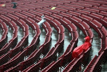 CINCINNATI - MARCH 31:  Fans sit through a steady rain before the game between the Cincinnati Reds and the Arizona Diamondbacks on March 31, 2008 at Great American Ball Park in Cincinnati, Ohio.  (Photo by Andy Lyons/Getty Images)
