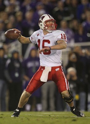 PASADENA, CA - JANUARY 01:  Quarterback Scott Tolzien #16 of the Wisconsin Badgers looks to pass the ball against the TCU Horned Frogs in the 97th Rose Bowl game on January 1, 2011 in Pasadena, California.  (Photo by Jeff Gross/Getty Images)
