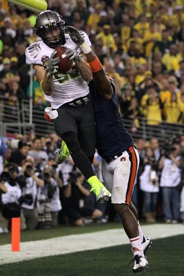 GLENDALE, AZ - JANUARY 10:  Jeff Maehl #23 of the Oregon Ducks catches a two-point conversion to tie the game late in the fourth quarter against Zac Etheridge #4 of the Auburn Tigers during the Tostitos BCS National Championship Game at University of Phoe