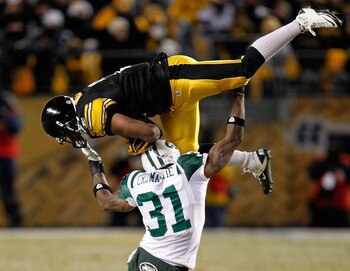 PITTSBURGH, PA - JANUARY 23:  Mewelde Moore #21 of the Pittsburgh Steelers catches a pass over Antonio Cromartie #31 of the New York Jets in the third quarter of the 2011 AFC Championship game at Heinz Field on January 23, 2011 in Pittsburgh, Pennsylvania