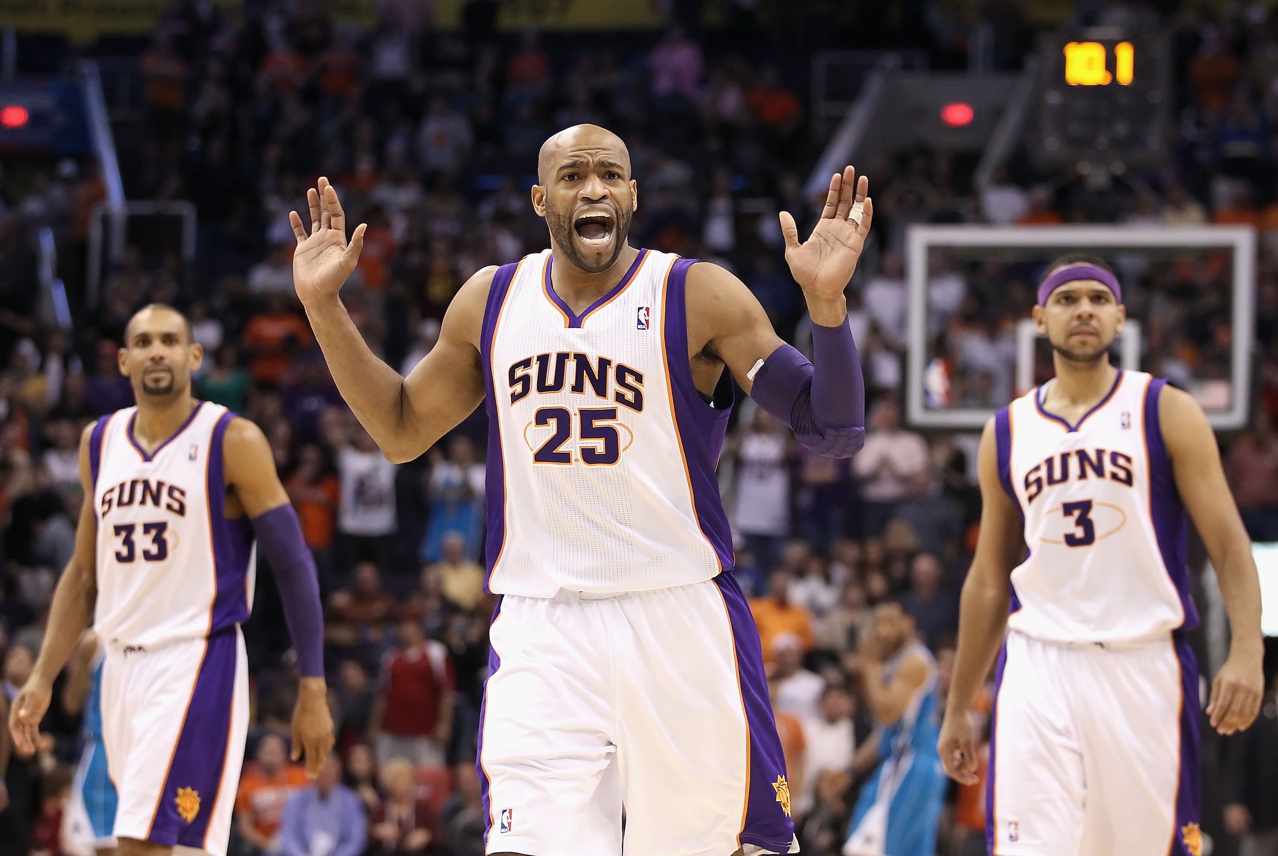 PHOENIX, AZ - JANUARY 30:  Vince Carter #25 of the Phoenix Suns reacts to a non call by the referee late in the fourth quarter of the NBA game against  the New Orleans Hornets at US Airways Center on January 30, 2011 in Phoenix, Arizona. The Suns defeated