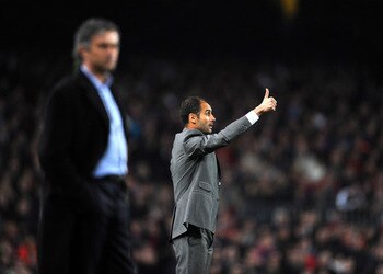 BARCELONA, SPAIN - NOVEMBER 24:  Coach Josep Guardiola (R) of FC Barcelona gestures thumbs up to his players flanked by coach Jose Mourinho of Inter Milan during the UEFA Champions League group F match between FC Barcelona and Inter Milan at the Camp Nou