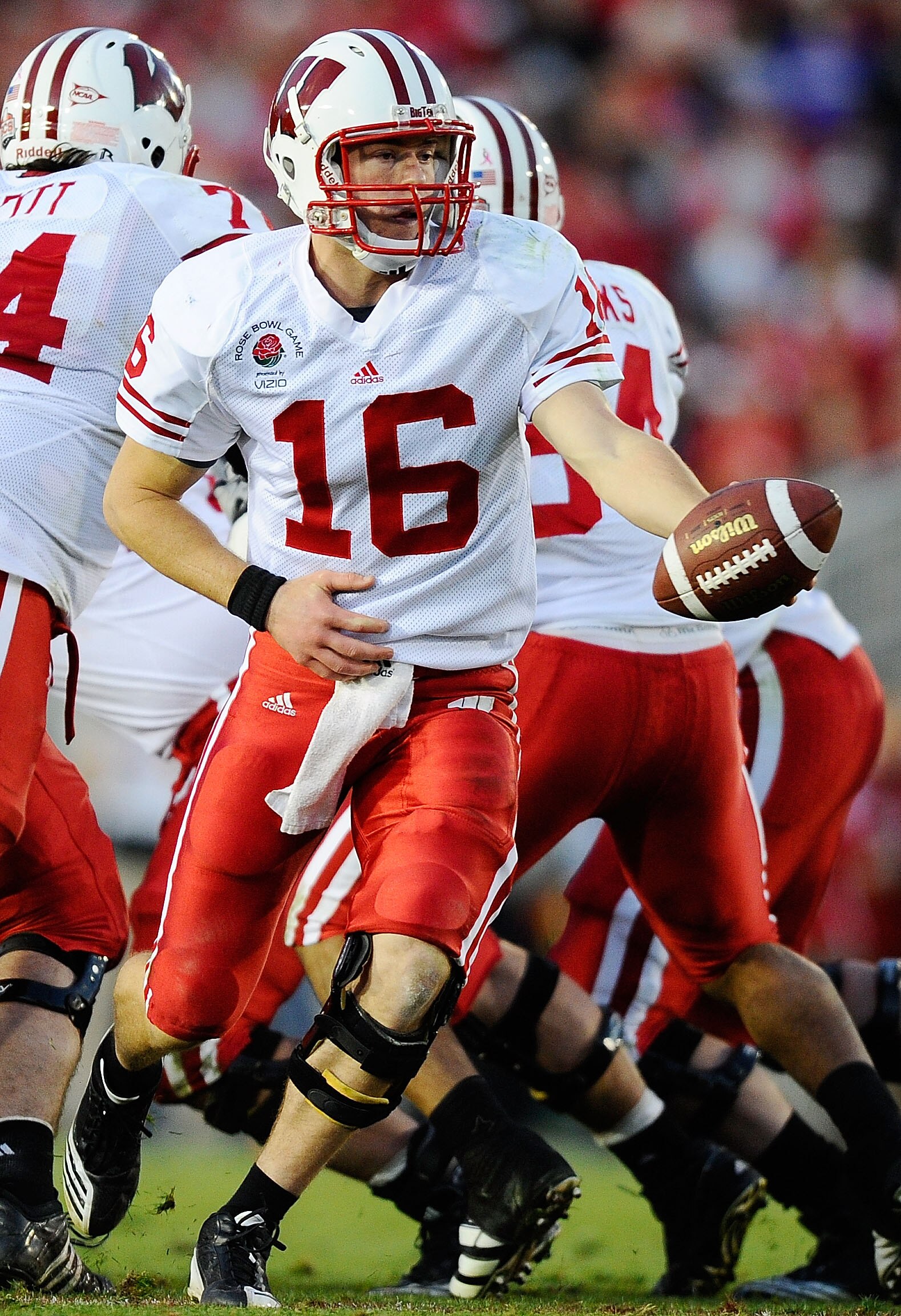PASADENA, CA - JANUARY 01:  Quarterback Scott Tolzien #16 of the Wisconsin Badgers looks to hand the ball against the TCU Horned Frogs in the 97th Rose Bowl game on January 1, 2011 in Pasadena, California.  (Photo by Kevork Djansezian/Getty Images)