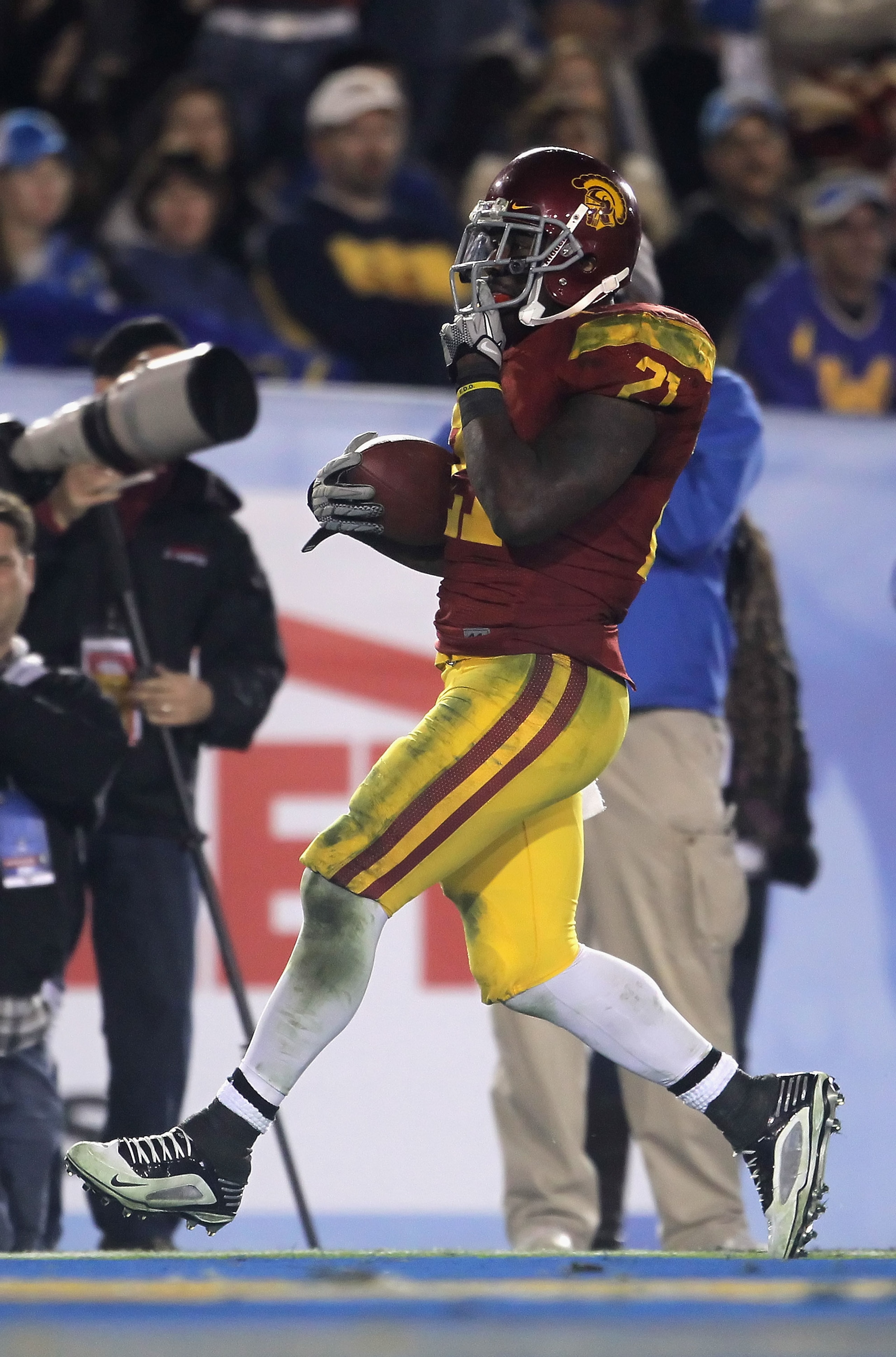 PASADENA, CA - DECEMBER 04: Running back Allen Bradford #21 of the USC Trojans carries the ball for a touchdown against the UCLA Bruins during the second half at the Rose Bowl on December 4, 2010 in Pasadena, California. USC defeated UCLA 28-14. (Photo PASADENA, CA - DECEMBER 04: Running back Allen Bradford #21 of the USC Trojans carries the ball for a touchdown against the UCLA Bruins during the second half at the Rose Bowl on December 4, 2010 in Pasadena, California. USC defeated UCLA 28-14. (Photo