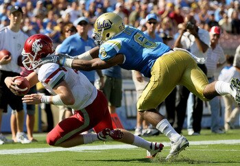 PASADENA, CA - OCTOBER 02:  Tony Dye #6 of the UCLA Bruins sacks quarterback Jeff Tuel #10 of the Washington State Cougars during the game at the Rose Bowl on October 2, 2010 in Pasadena, California.  (Photo by Jeff Gross/Getty Images)
