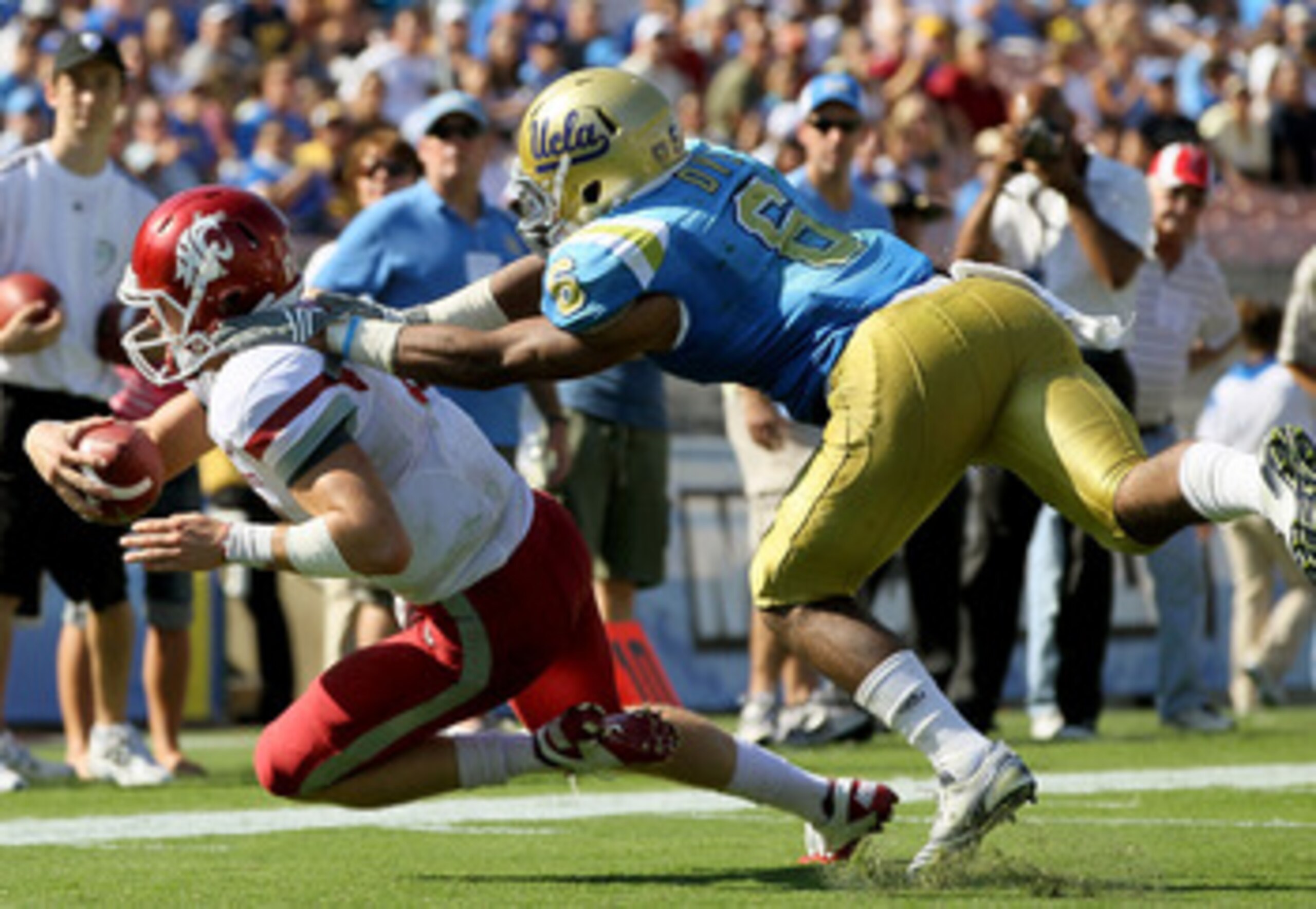 PASADENA, CA - OCTOBER 02:  Tony Dye #6 of the UCLA Bruins sacks quarterback Jeff Tuel #10 of the Washington State Cougars during the game at the Rose Bowl on October 2, 2010 in Pasadena, California.  (Photo by Jeff Gross/Getty Images)