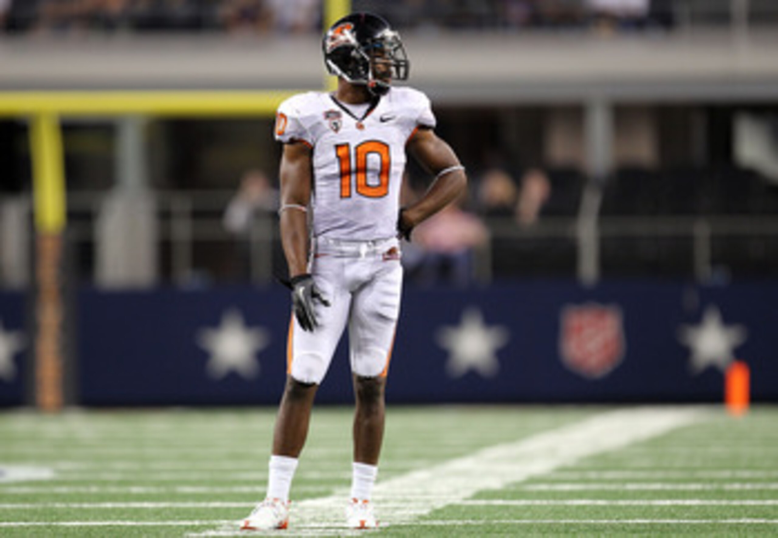 ARLINGTON, TX - SEPTEMBER 04:  Safety Lance Mitchell #10 of the Oregon State Beavers at Cowboys Stadium on September 4, 2010 in Arlington, Texas.  (Photo by Ronald Martinez/Getty Images)