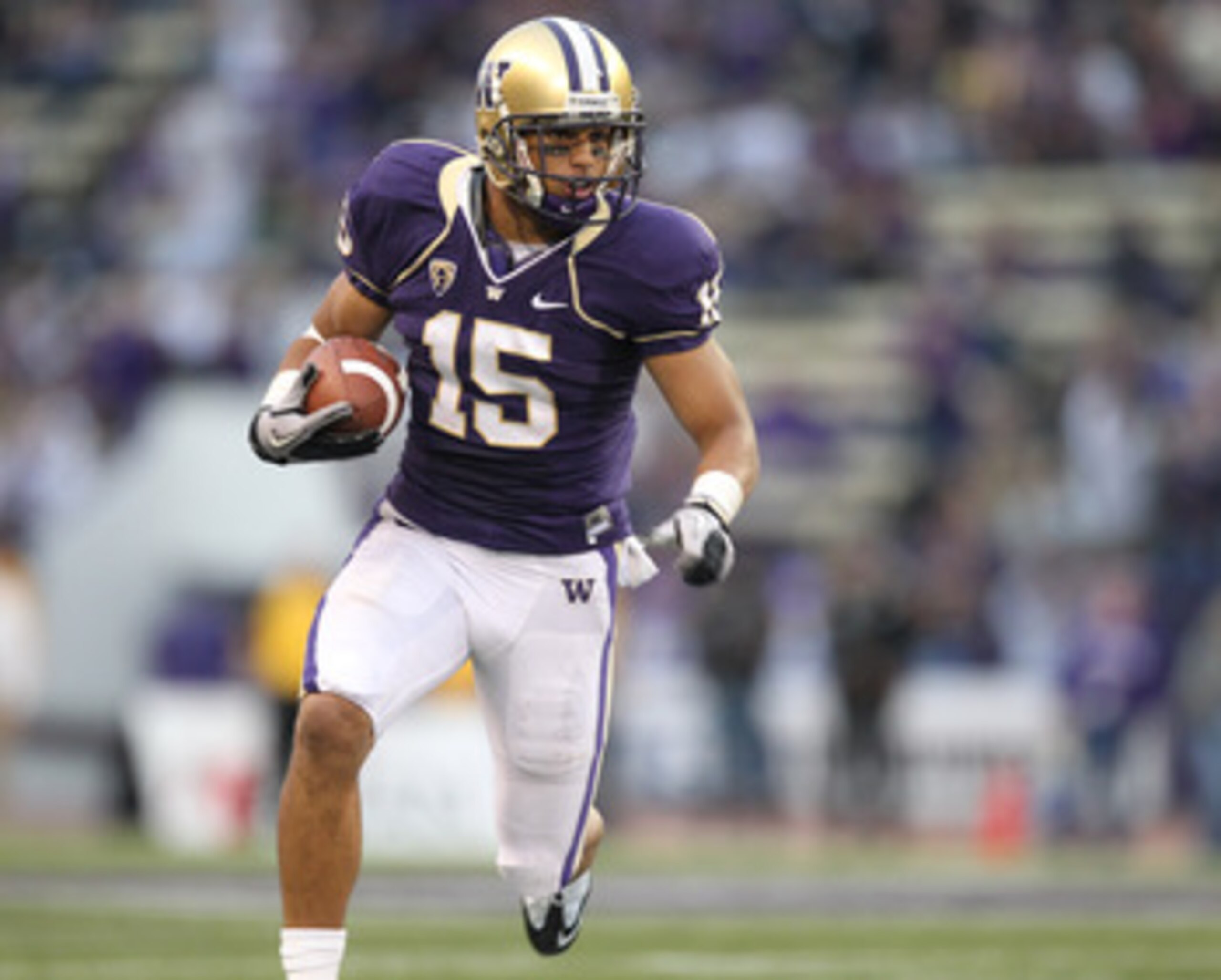 SEATTLE - SEPTEMBER 11:  Wide receiver Jermaine Kearse #15 of the Washington Huskies rushes against the Syracuse Orange on September 11, 2010 at Husky Stadium in Seattle, Washington. (Photo by Otto Greule Jr/Getty Images)