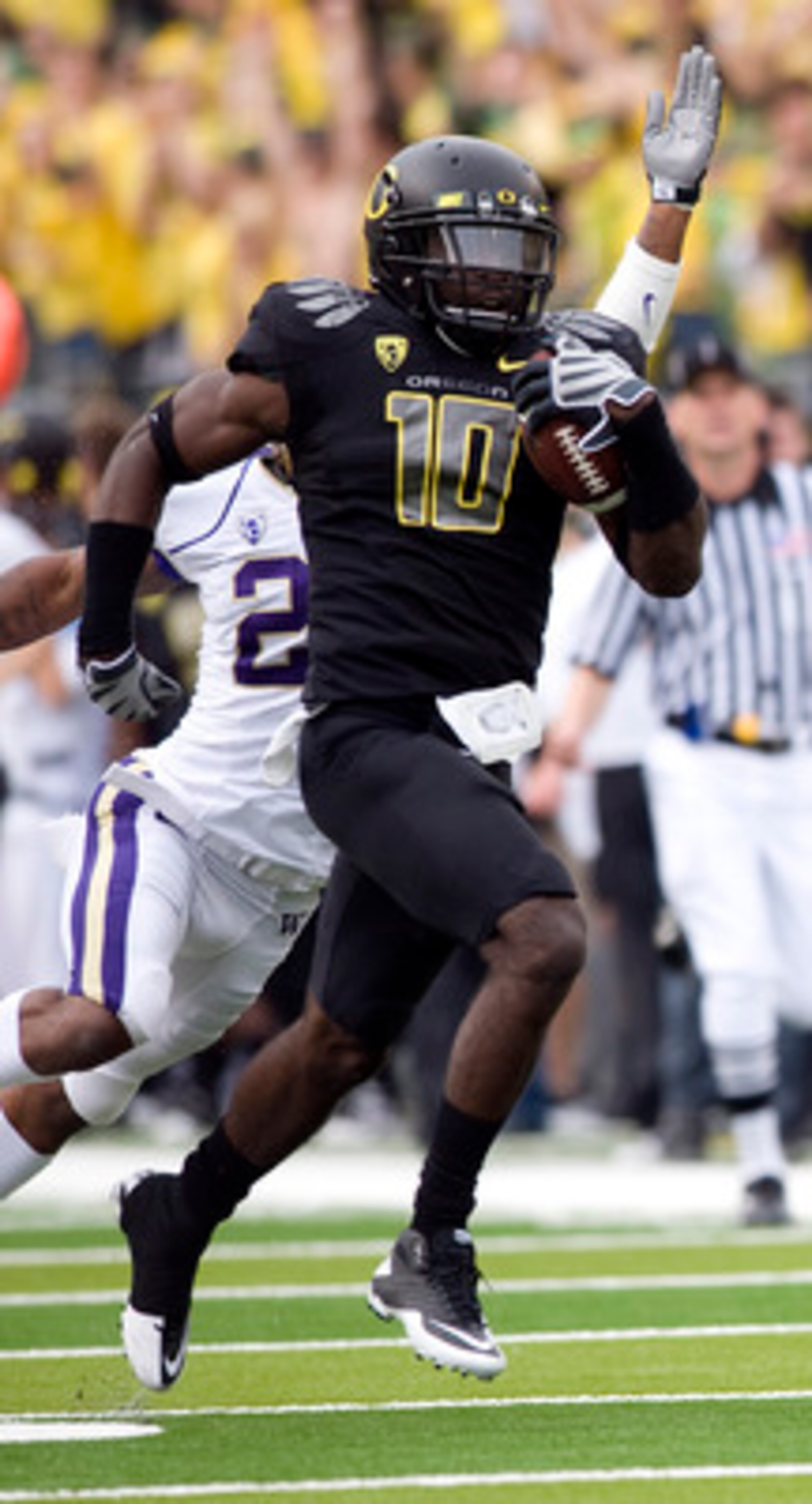 EUGENE, OR - NOVEMBER 06: Wide receiver D.J. Davis #10 of the Oregon Ducks heads down the field after making a reception in the third quarter of the game against the Washington Huskies at Autzen Stadium on November 6, 2010 in Eugene, Oregon. The Ducks won