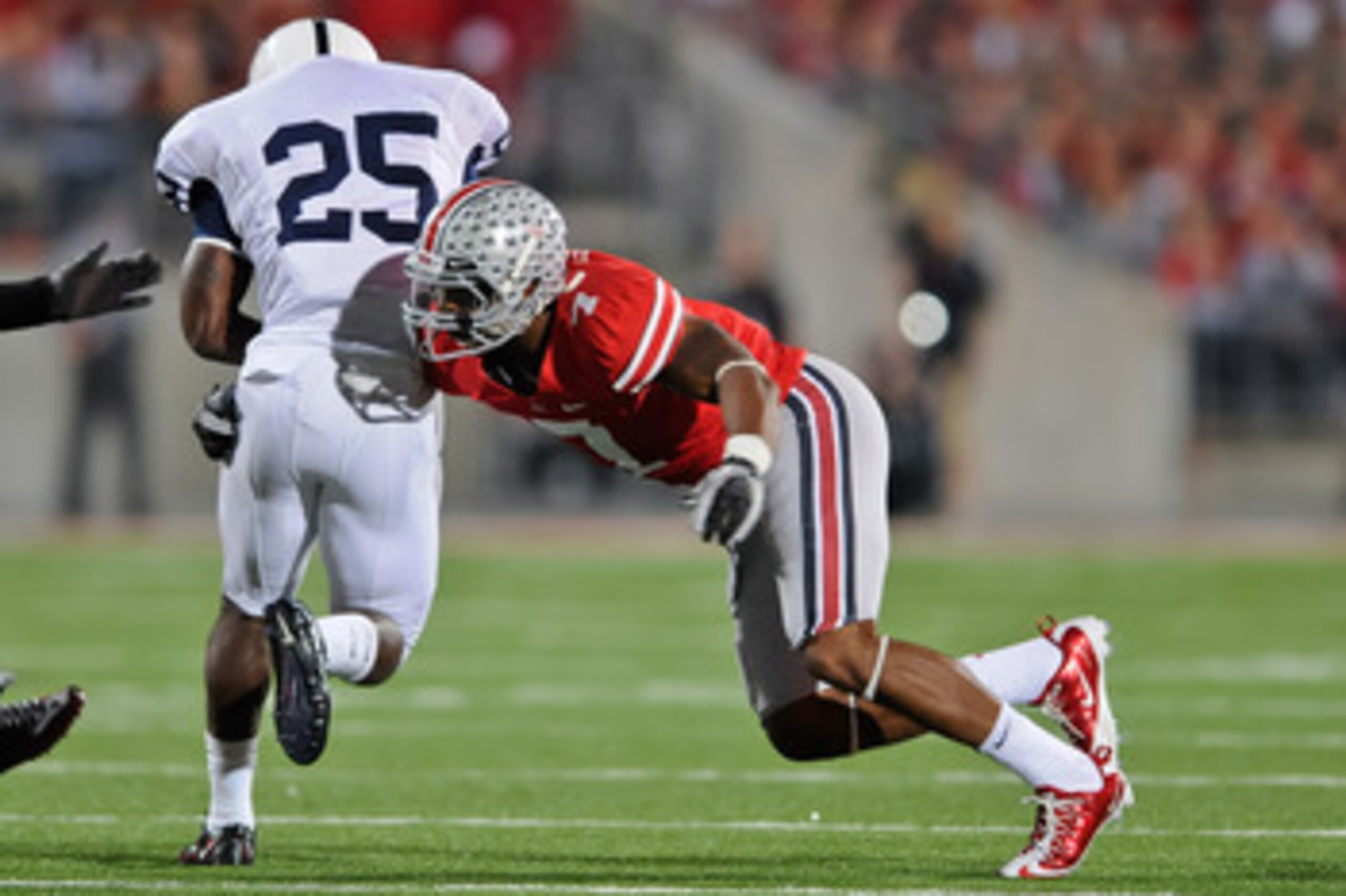 COLUMBUS, OH - NOVEMBER 13:  Jermale Hines #7 of the Ohio State Buckeyes tackles Silas Redd #25 of the Penn State Nittany Lions at Ohio Stadium on November 13, 2010 in Columbus, Ohio.  (Photo by Jamie Sabau/Getty Images)