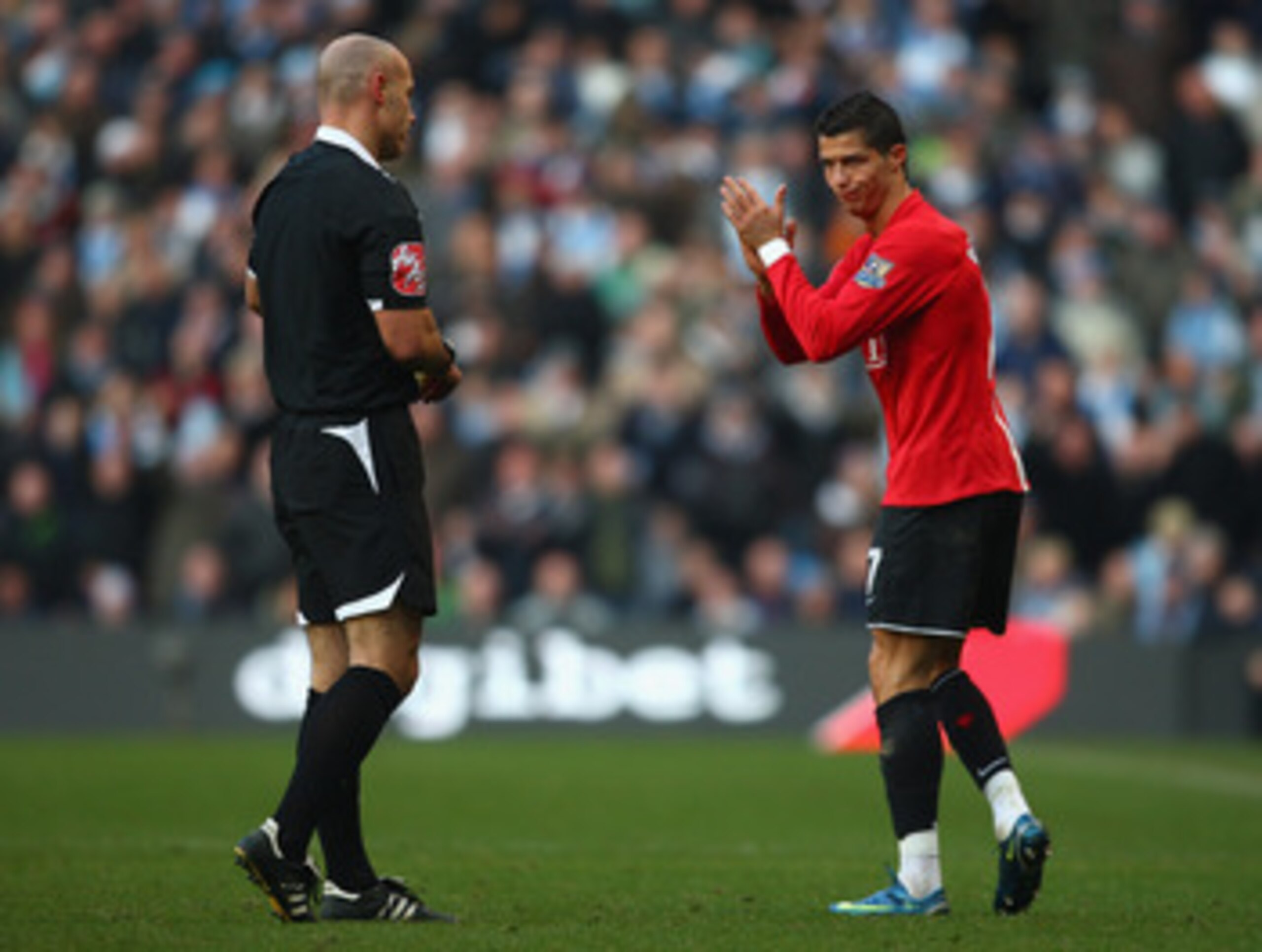 MANCHESTER, UNITED KINGDOM - NOVEMBER 30:  Cristiano Ronaldo of Manchester United applauds Referee Howard Webb during the Barclays Premier League match between Manchester City and Manchester United at The City of Manchester Stadium on November 30, 2008 in