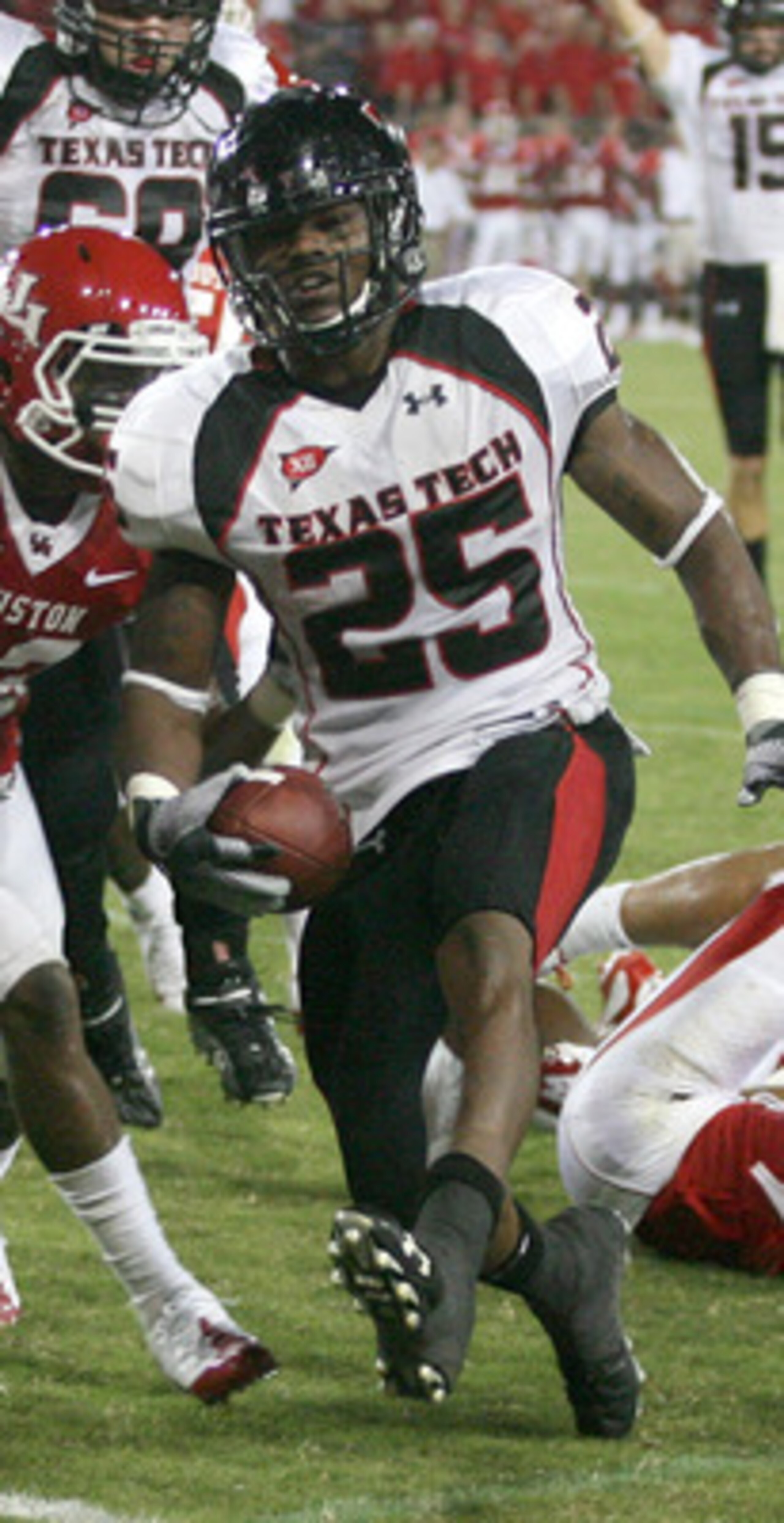 HOUSTON - SEPTEMBER 26:  Running back Baron Batch #25 of the Texas Tech Red Raiders rushes for a touchdown against the Houston Cougars at Robertson Stadium on September 26, 2009 in Houston, Texas.  (Photo by Thomas B. Shea/Getty Images)