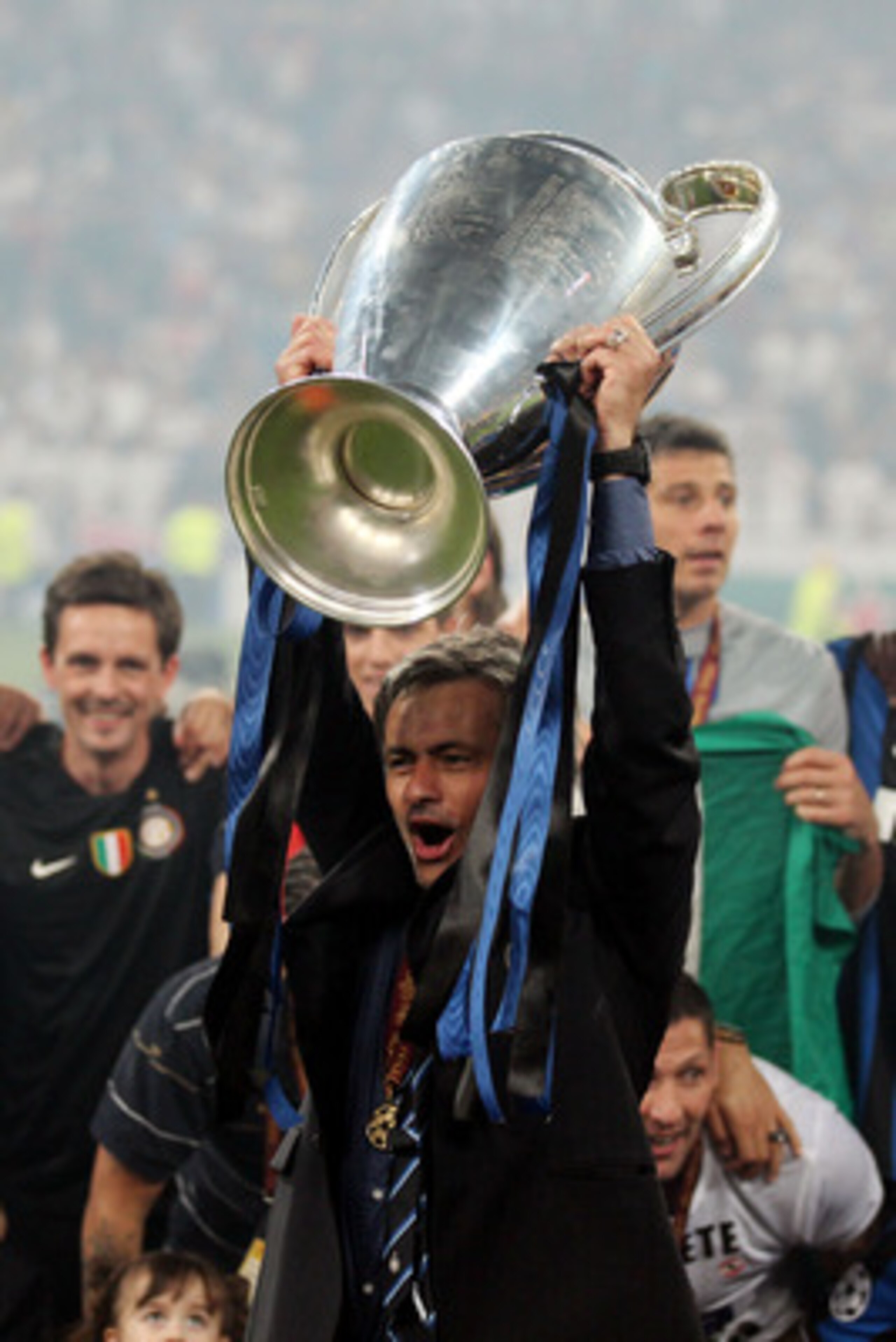 MADRID, SPAIN - MAY 22:  Head coach Jose Mourinho of Inter Milan lifts the UEFA Champions League trophy following their team's victory at the end of the UEFA Champions League Final match between FC Bayern Muenchen and Inter Milan at the Estadio Santiago B