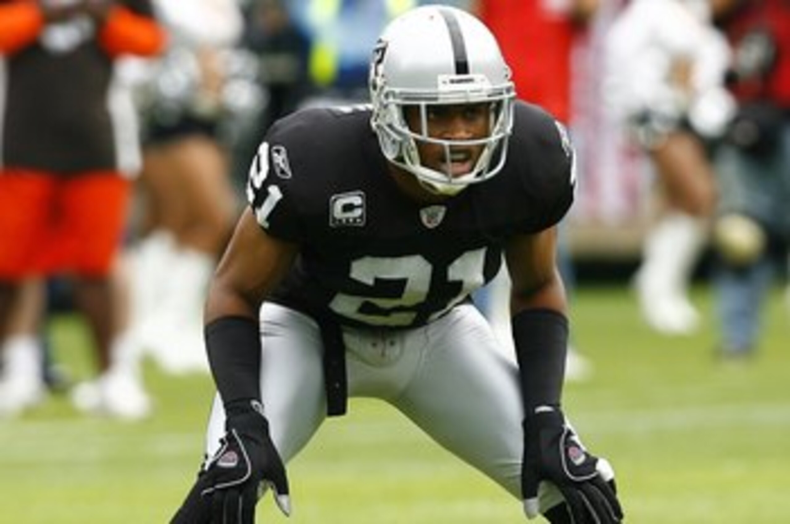 OAKLAND, CA - SEPTEMBER 23:  Cornerback Nnamdi Asomugha #21 of the Oakland Raiders gets set in pass coverage against the Cleveland Browns during a 26-24 win at McAfee Coliseum on September 23, 2007 in Oakland, California.  (Photo by Kevin Terrell/Getty Im