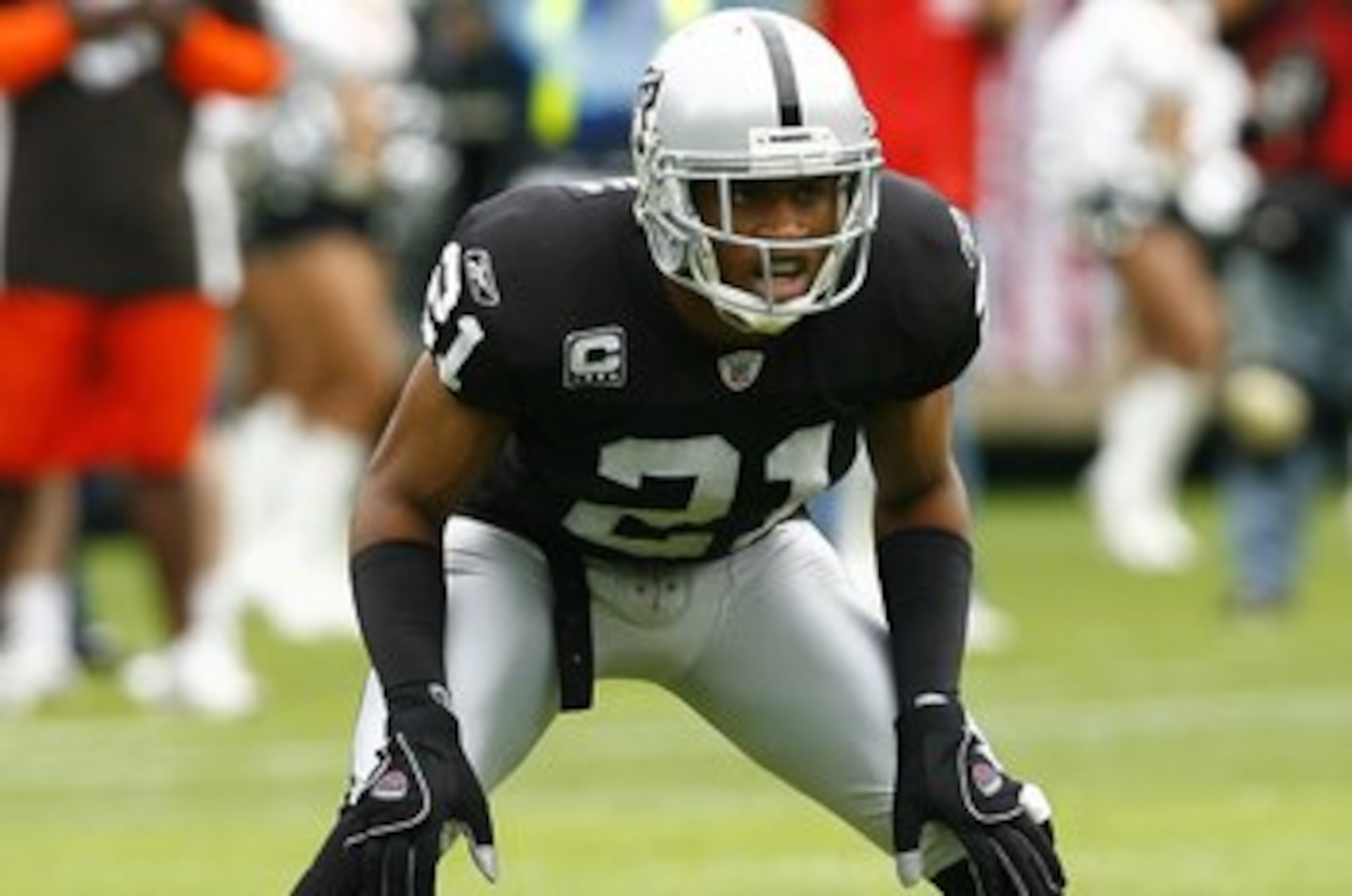 OAKLAND, CA - SEPTEMBER 23:  Cornerback Nnamdi Asomugha #21 of the Oakland Raiders gets set in pass coverage against the Cleveland Browns during a 26-24 win at McAfee Coliseum on September 23, 2007 in Oakland, California.  (Photo by Kevin Terrell/Getty Im