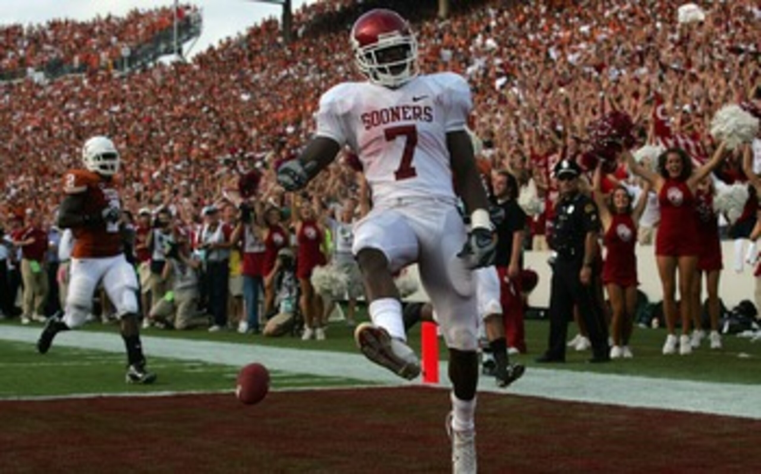 DALLAS - OCTOBER 6:  Running back DeMarco Murray #7 of the Oklahoma Sooners runs for a touchdown against the Texas Longhorns at the Cotton Bowl October 6, 2007 in Dallas, Texas.  (Photo by Ronald Martinez/Getty Images)