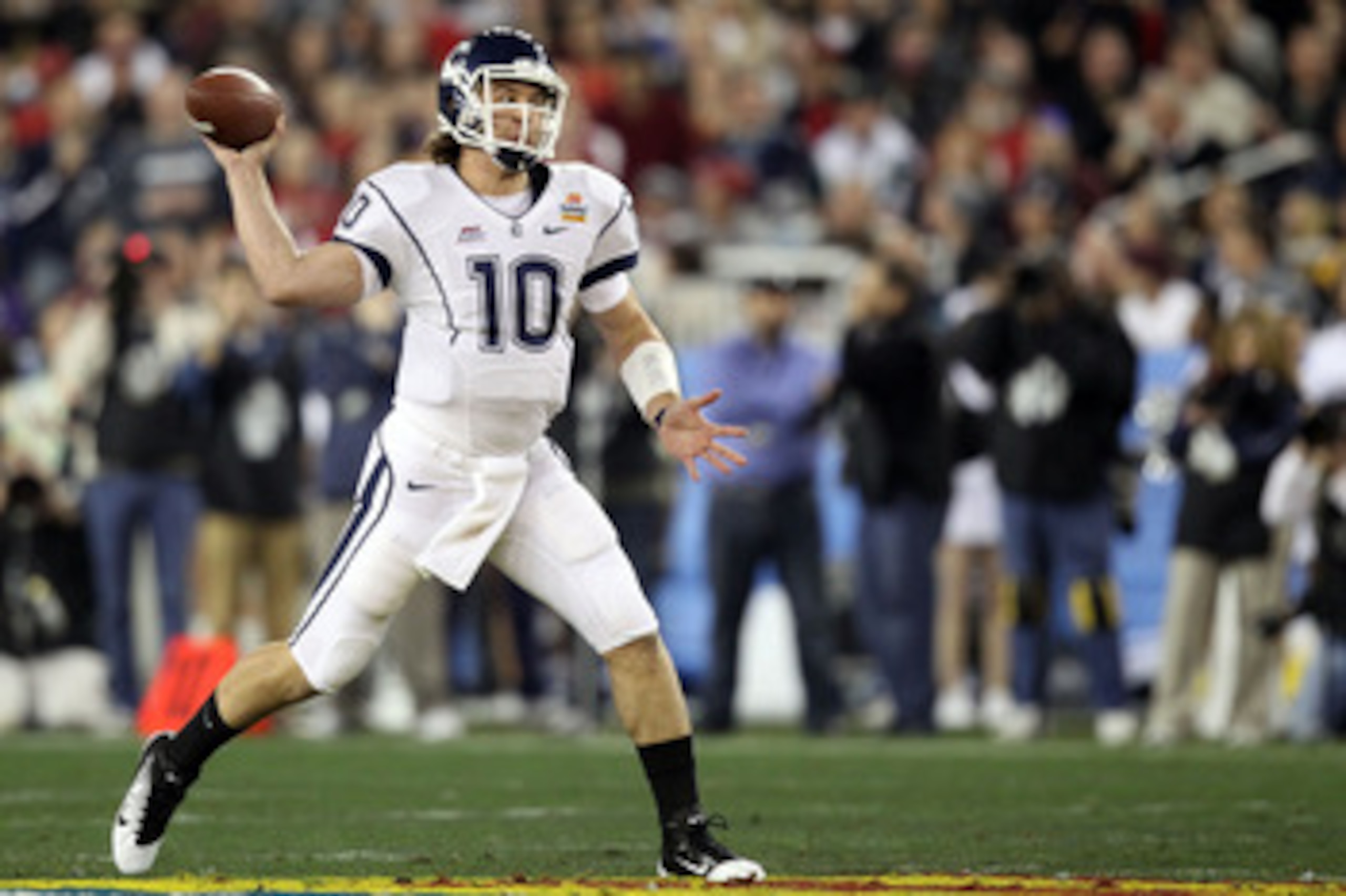 GLENDALE, AZ - JANUARY 01: Zach Frazer #10 of the Connecticut Huskies throws the ball against the Oklahoma Sooners during the Tostitos Fiesta Bowl at the Universtity of Phoenix Stadium on January 1, 2011 in Glendale, Arizona. (Photo by Christian Peters GLENDALE, AZ - JANUARY 01: Zach Frazer #10 of the Connecticut Huskies throws the ball against the Oklahoma Sooners during the Tostitos Fiesta Bowl at the Universtity of Phoenix Stadium on January 1, 2011 in Glendale, Arizona. (Photo by Christian Peters