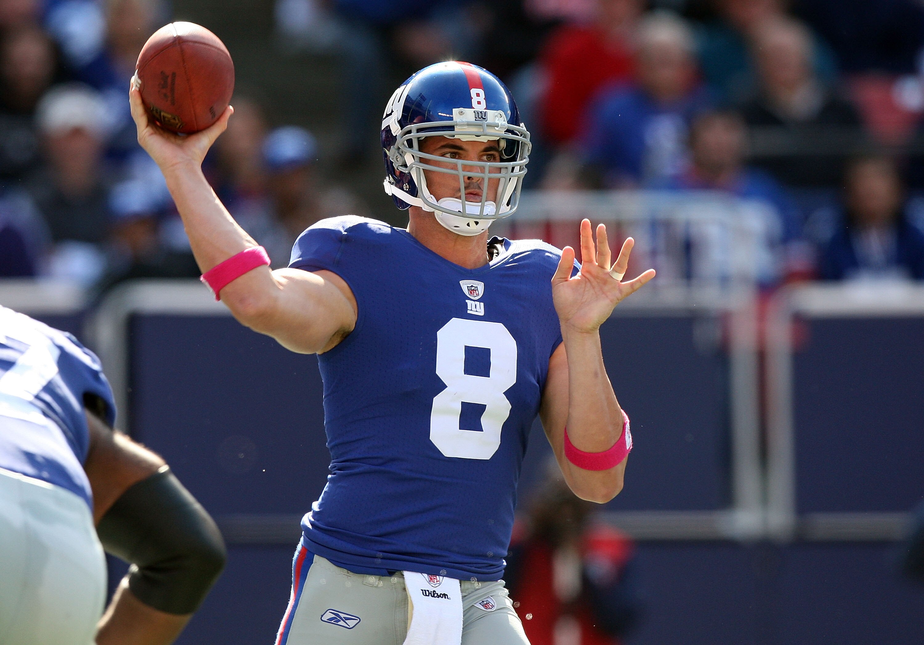 EAST RUTHERFORD, NJ - OCTOBER 11:  David Carr #8 of the New York Giants throws a pass against the Oakland Raiders on October 11, 2009 at Giants Stadium in East Rutherford, New Jersey.  (Photo by Jim McIsaac/Getty Images)