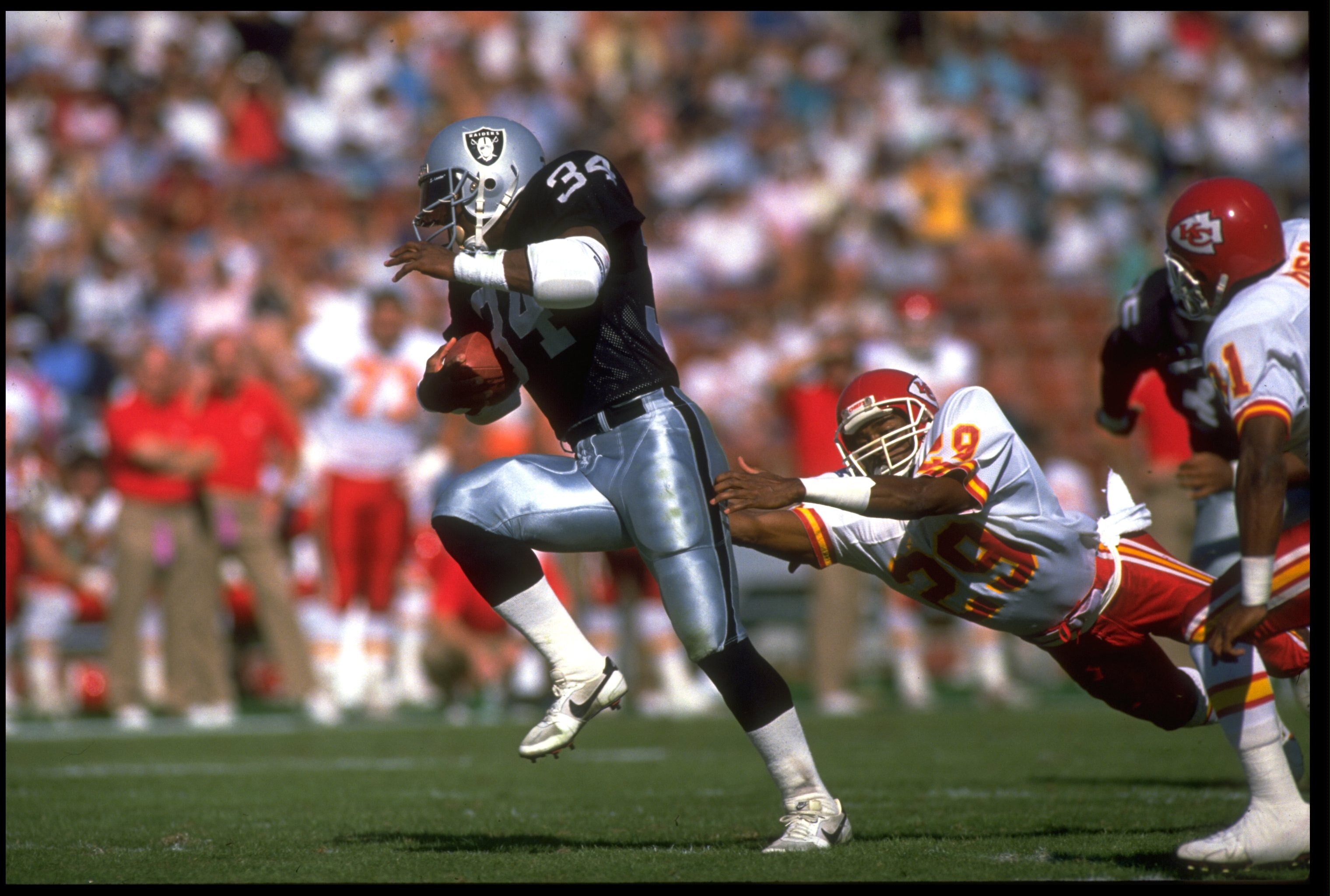 1991:  LOS ANGELES RAIDERS RUNNING BACK BO JACKSON CARRIES THE FOOTBALL DURING THE RAIDERS VERSUS KANSAS CITY CHIEFS GAME AT THE MEMORIAL COLISEUM IN LOS ANGELES, CALIFORNIA.  MANDATORY CREDIT:  MIKE POWELL/ALLSPORT