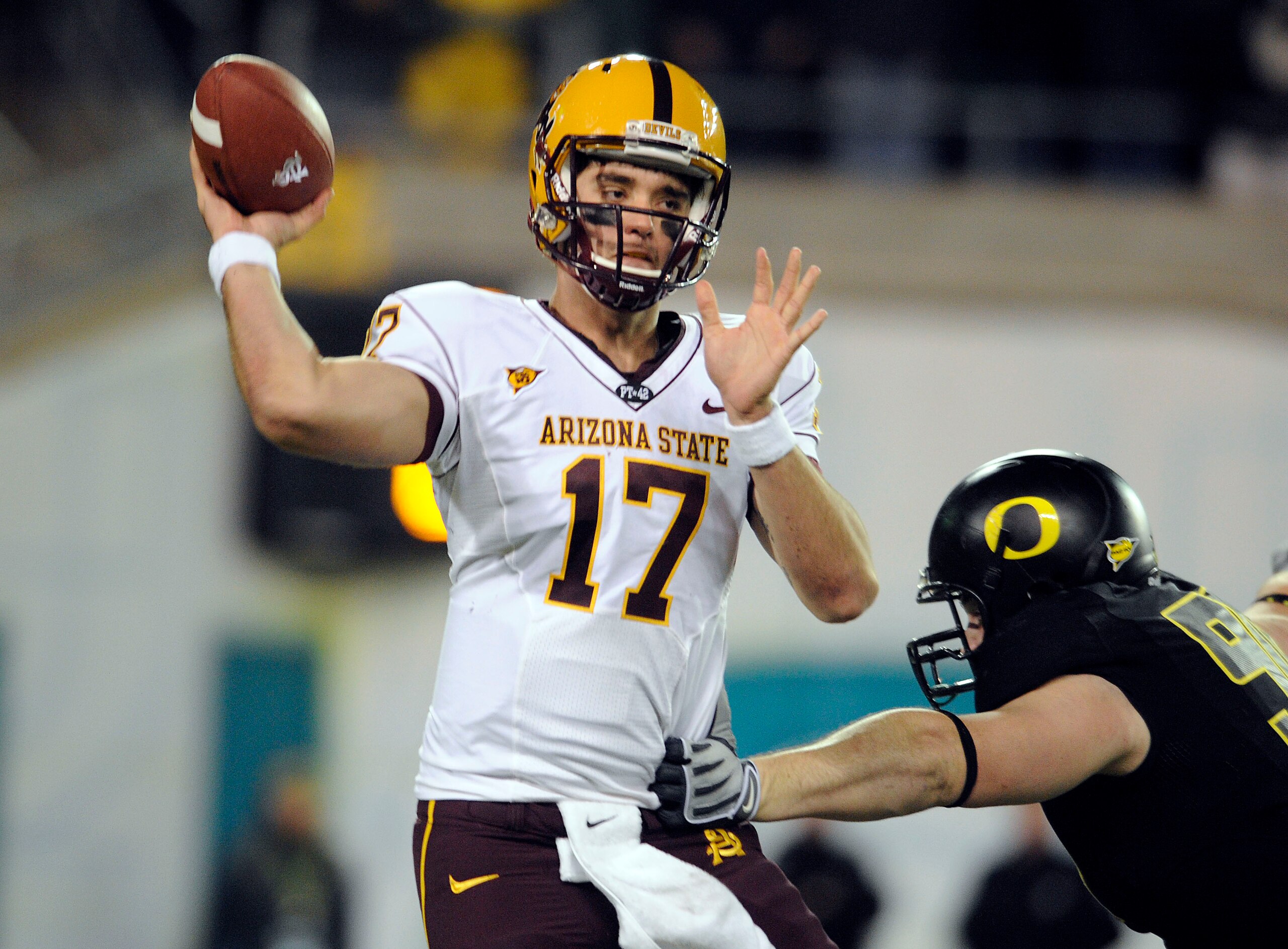 EUGENE,OR - NOVEMBER 14: Quarterback Brock Osweiler #17 of the Arizona State Sun Devils gets off a pass as linebacker Casey Matthews #55 of the Oregon Ducks applies pressure in the second quarter of the game at Autzen Stadium on November 14, 2009 in Eugen